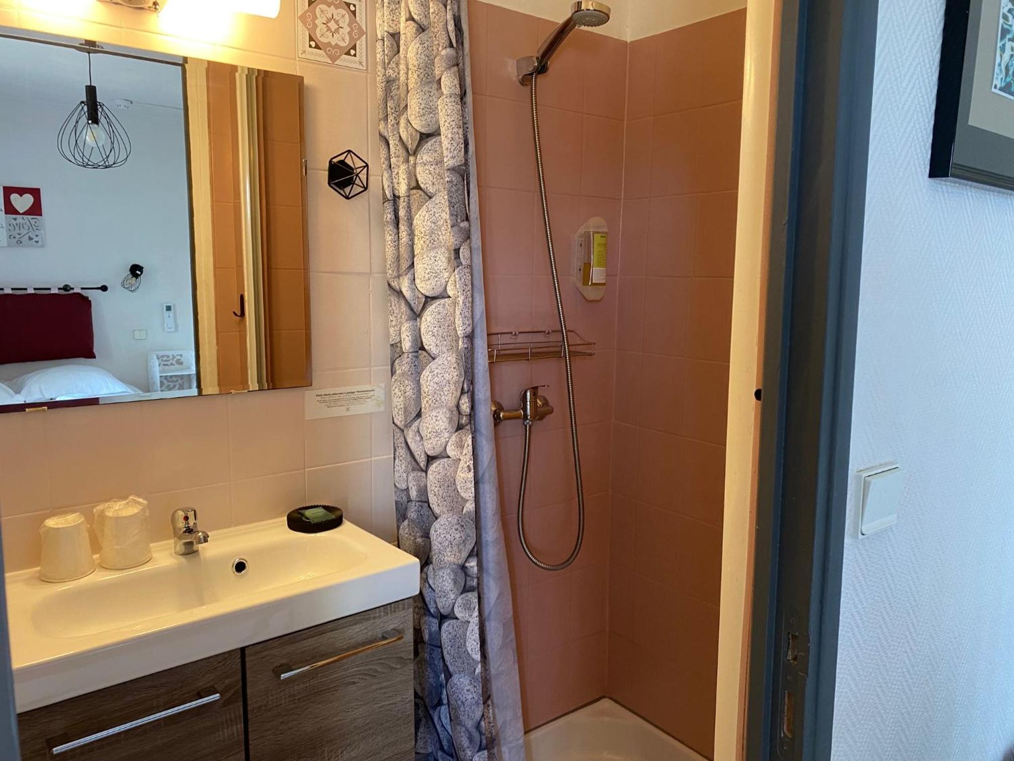 Double Room - Photo 6