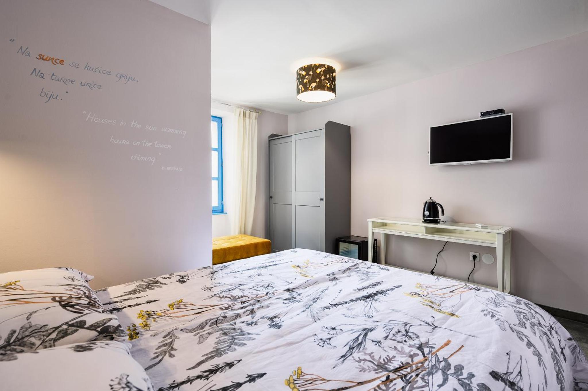 Double Room - Photo 7