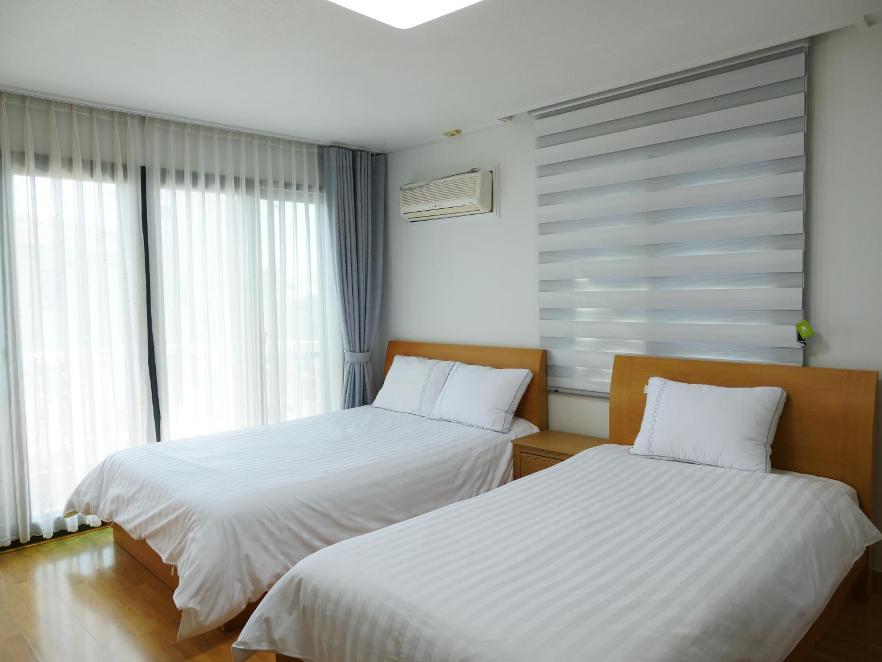 Small Twin Room - Photo 1