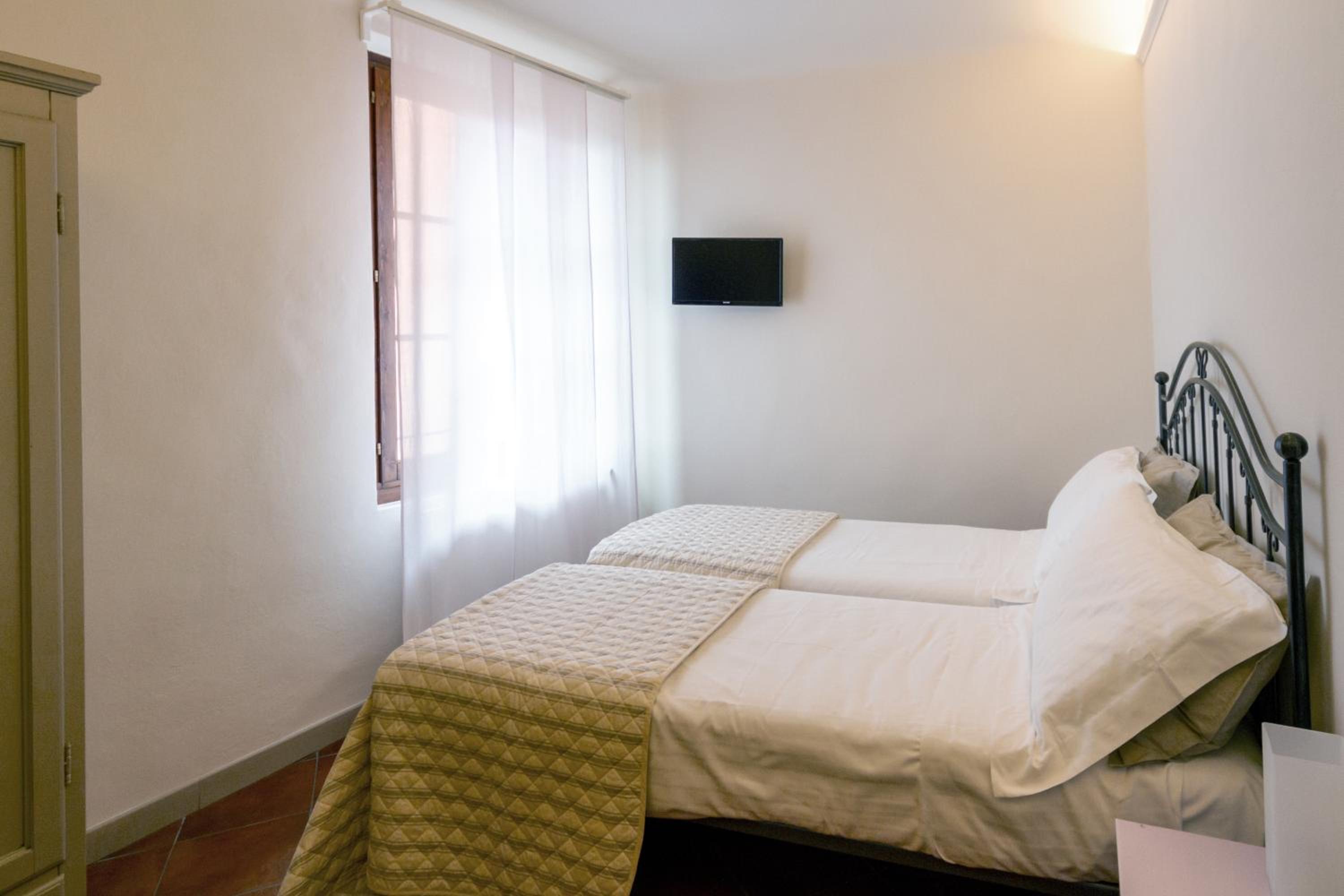 Double or Twin Room - Photo 5