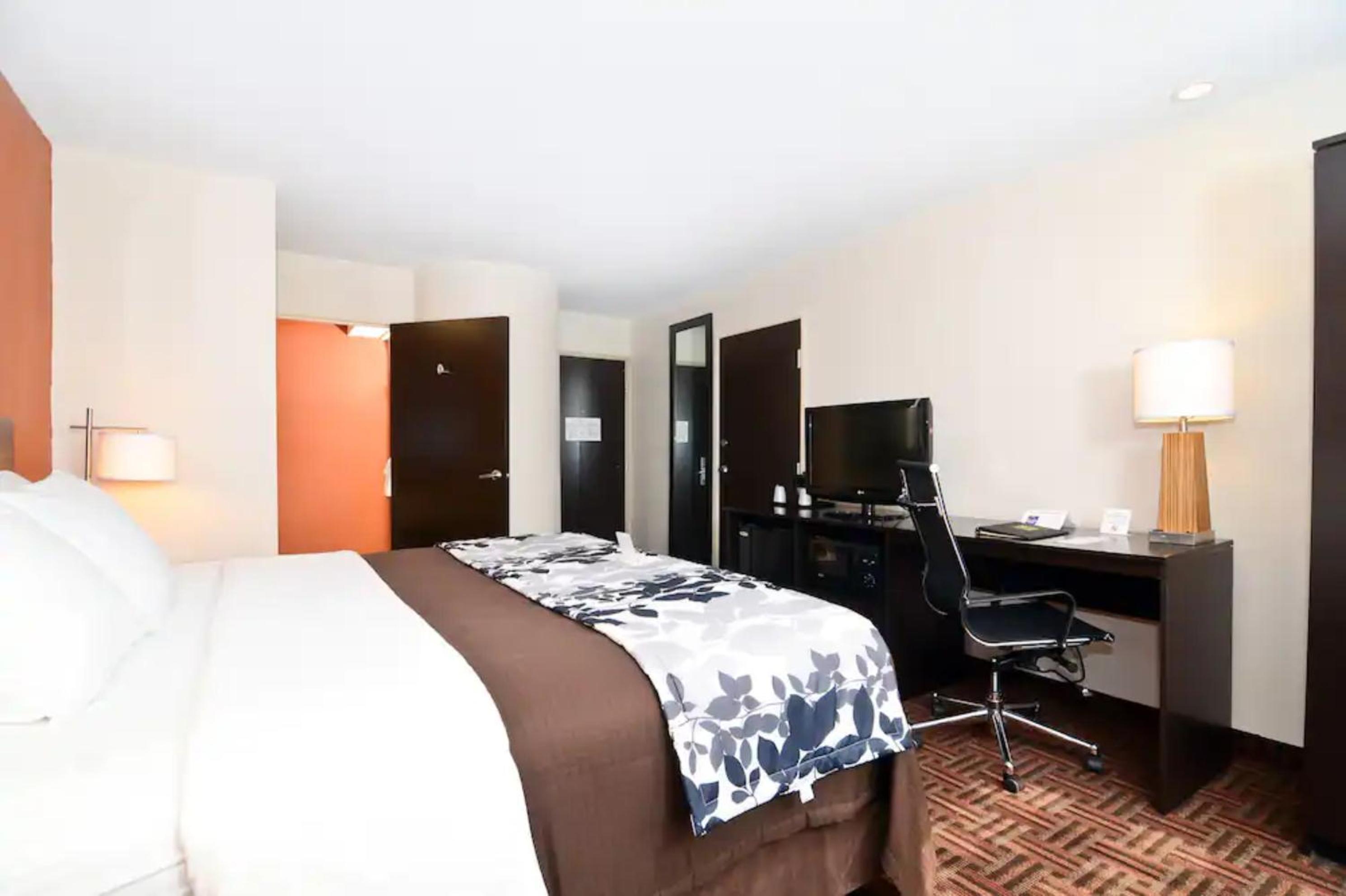 Queen Room with Roll-in-Shower - Accessible/Non-Smoking
