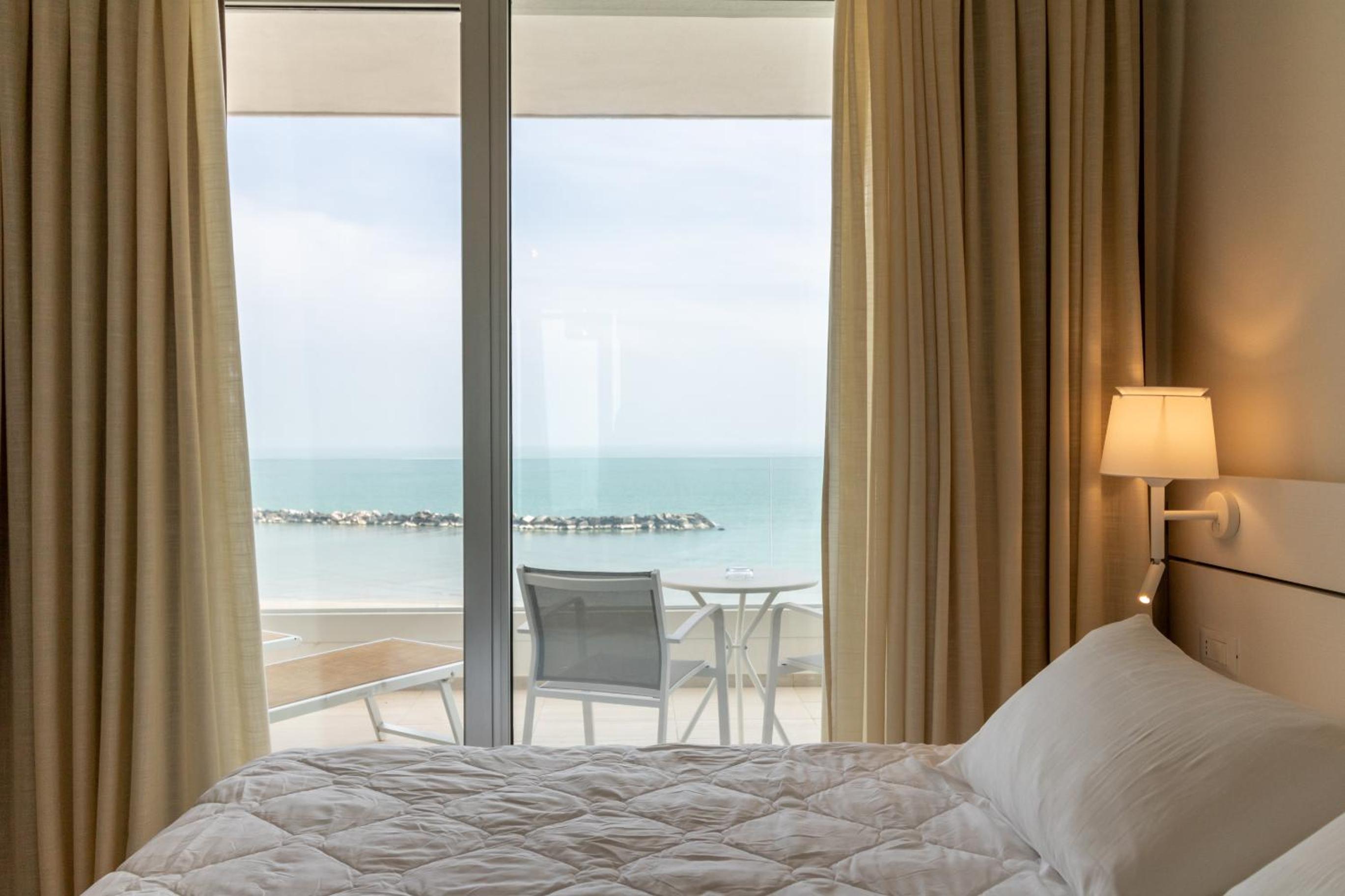 Superior Suite - Photo 11