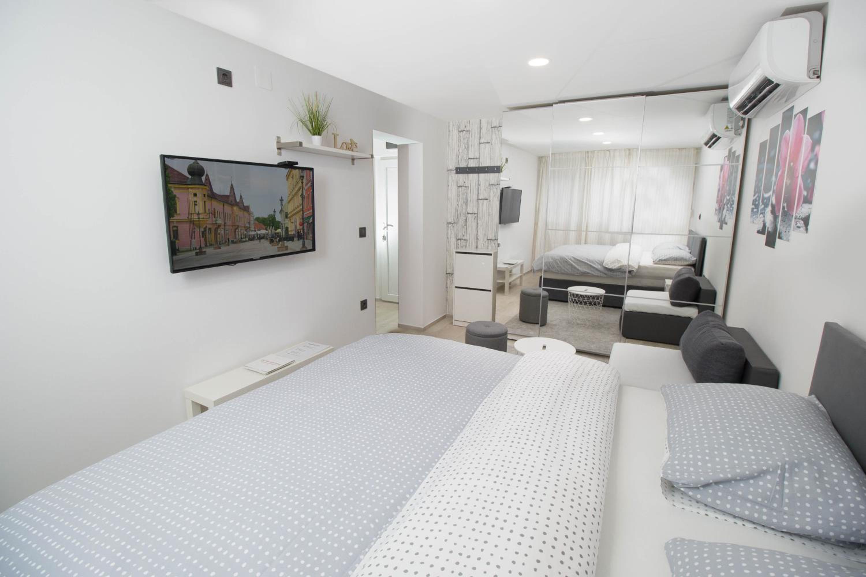 One-Bedroom Apartment - Photo 1
