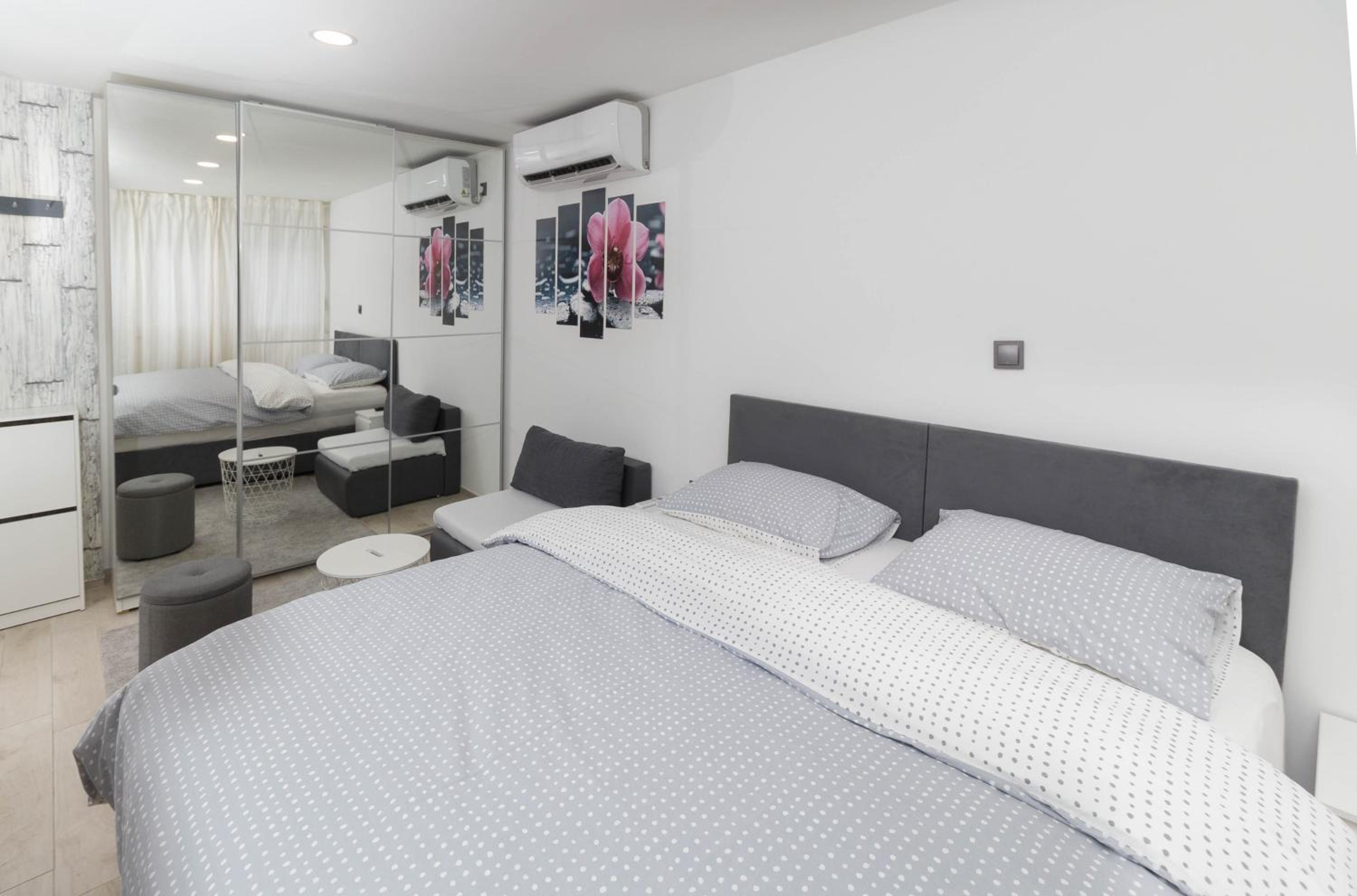 One-Bedroom Apartment - Photo 3