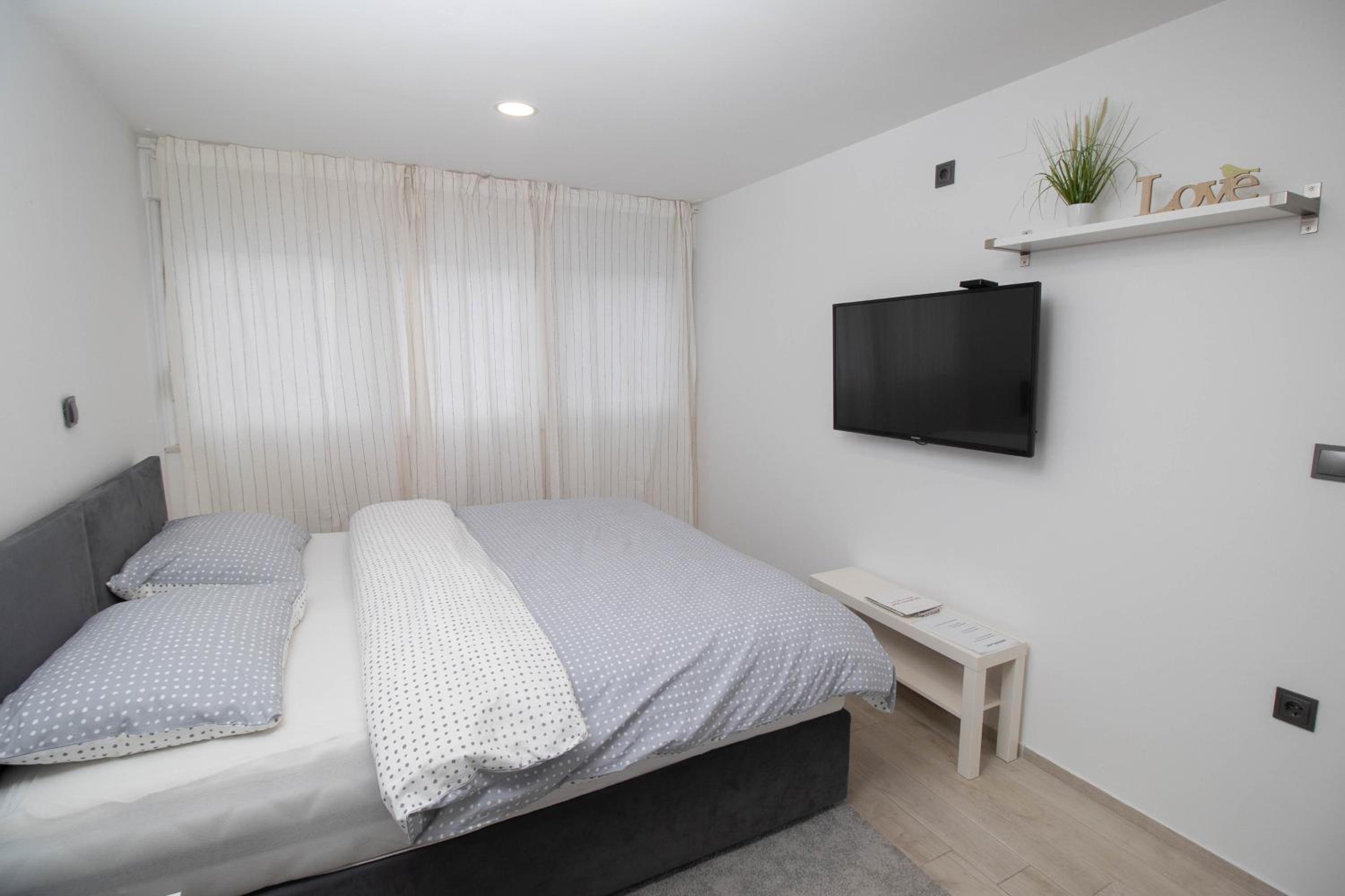 One-Bedroom Apartment - Photo 5
