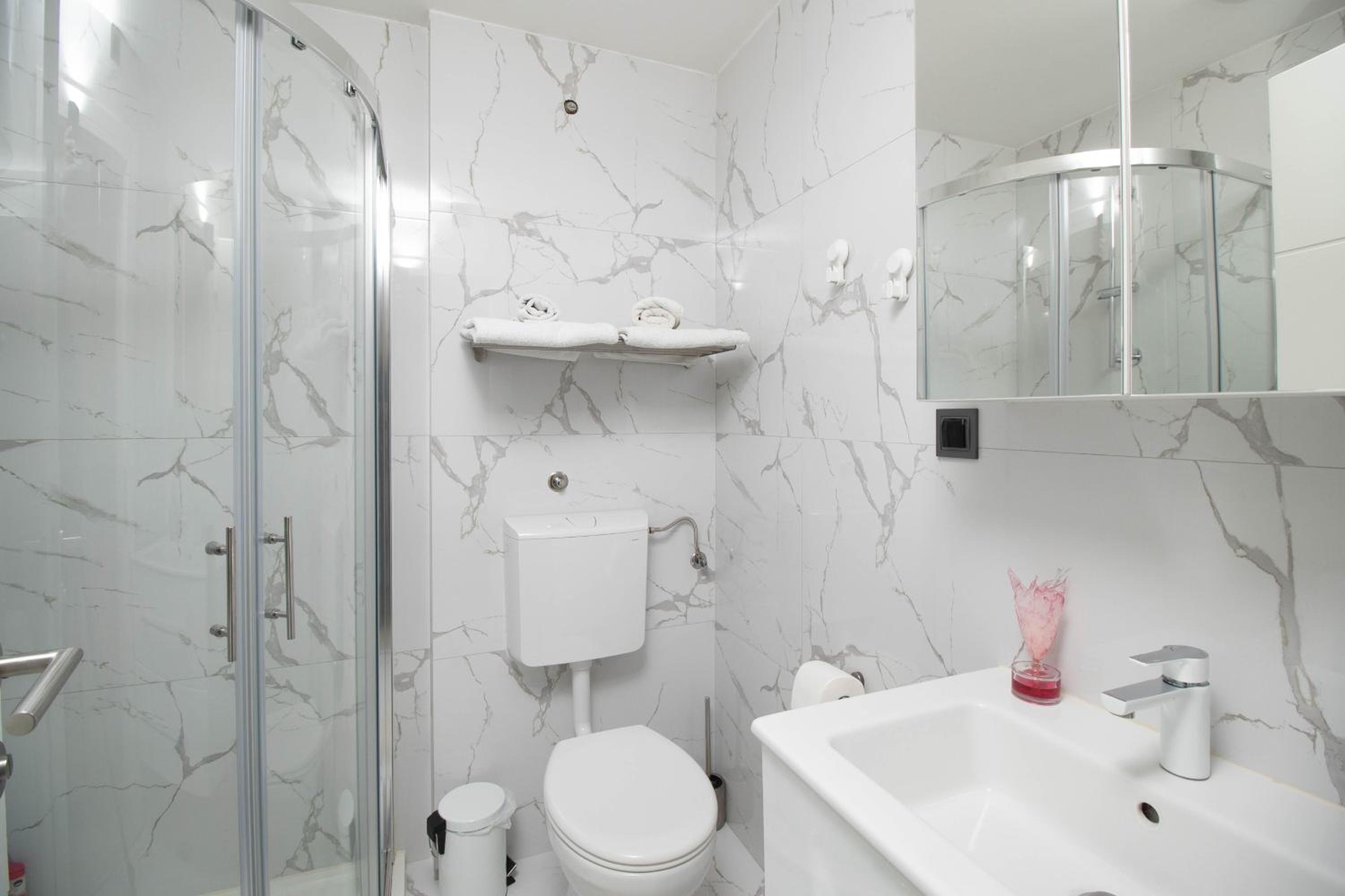 One-Bedroom Apartment - Photo 8