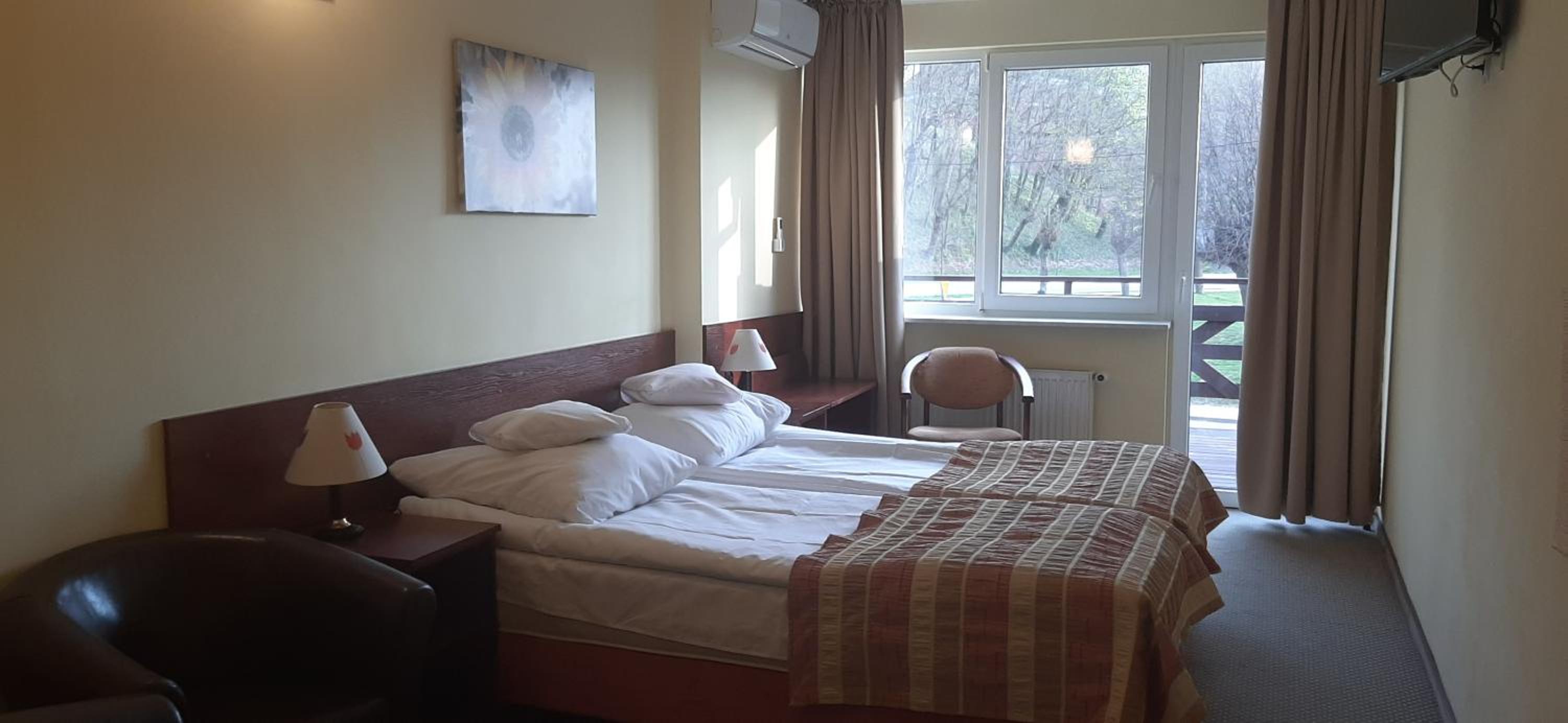 Standard Twin Room - Photo 3