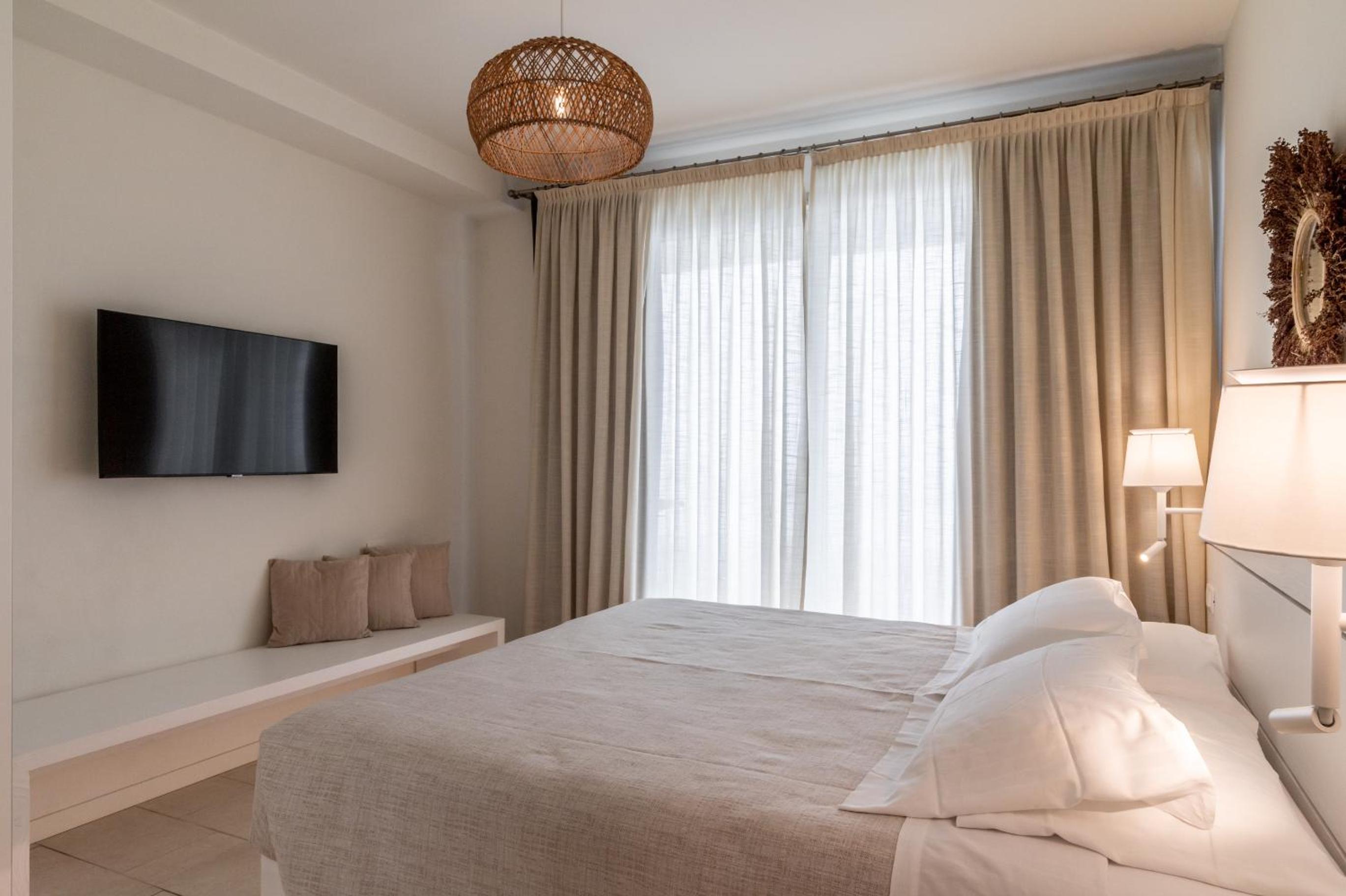 Superior Suite - Photo 13