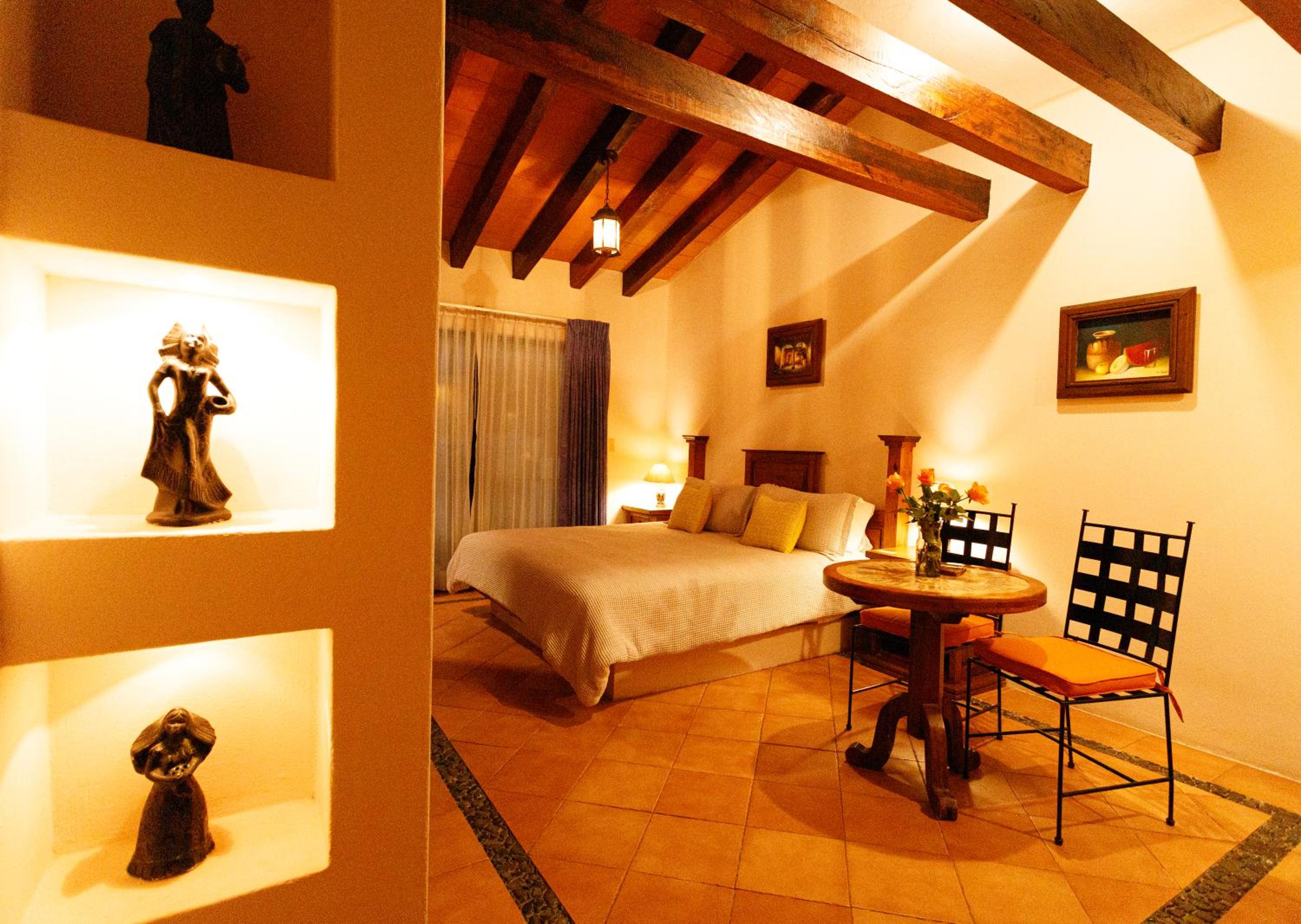 Deluxe King Room - Photo 9