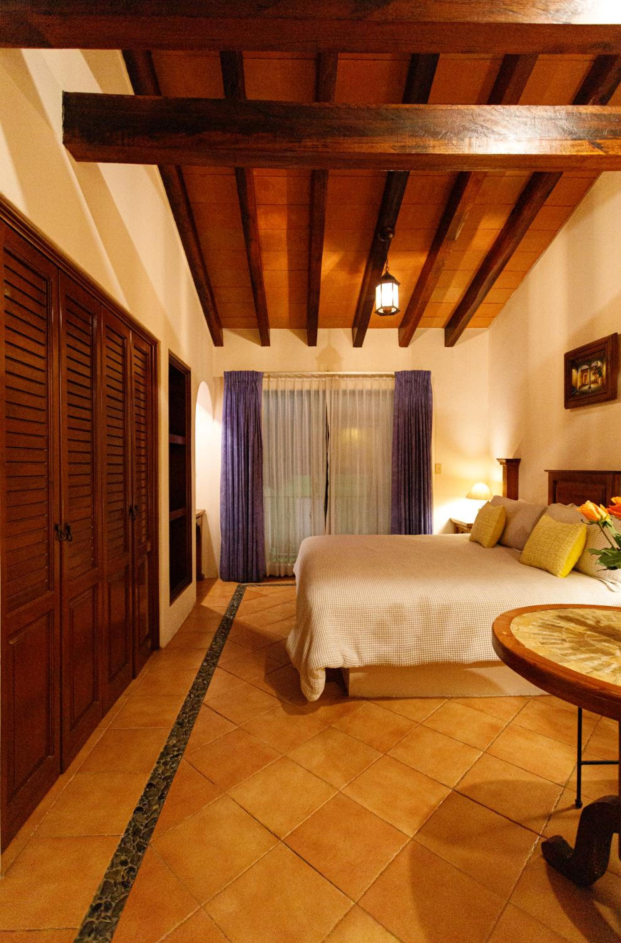Deluxe King Room - Photo 7