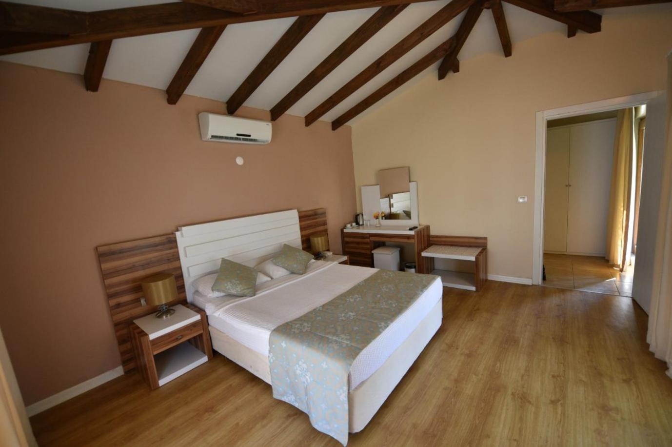 Double Room with Pool View photo 2