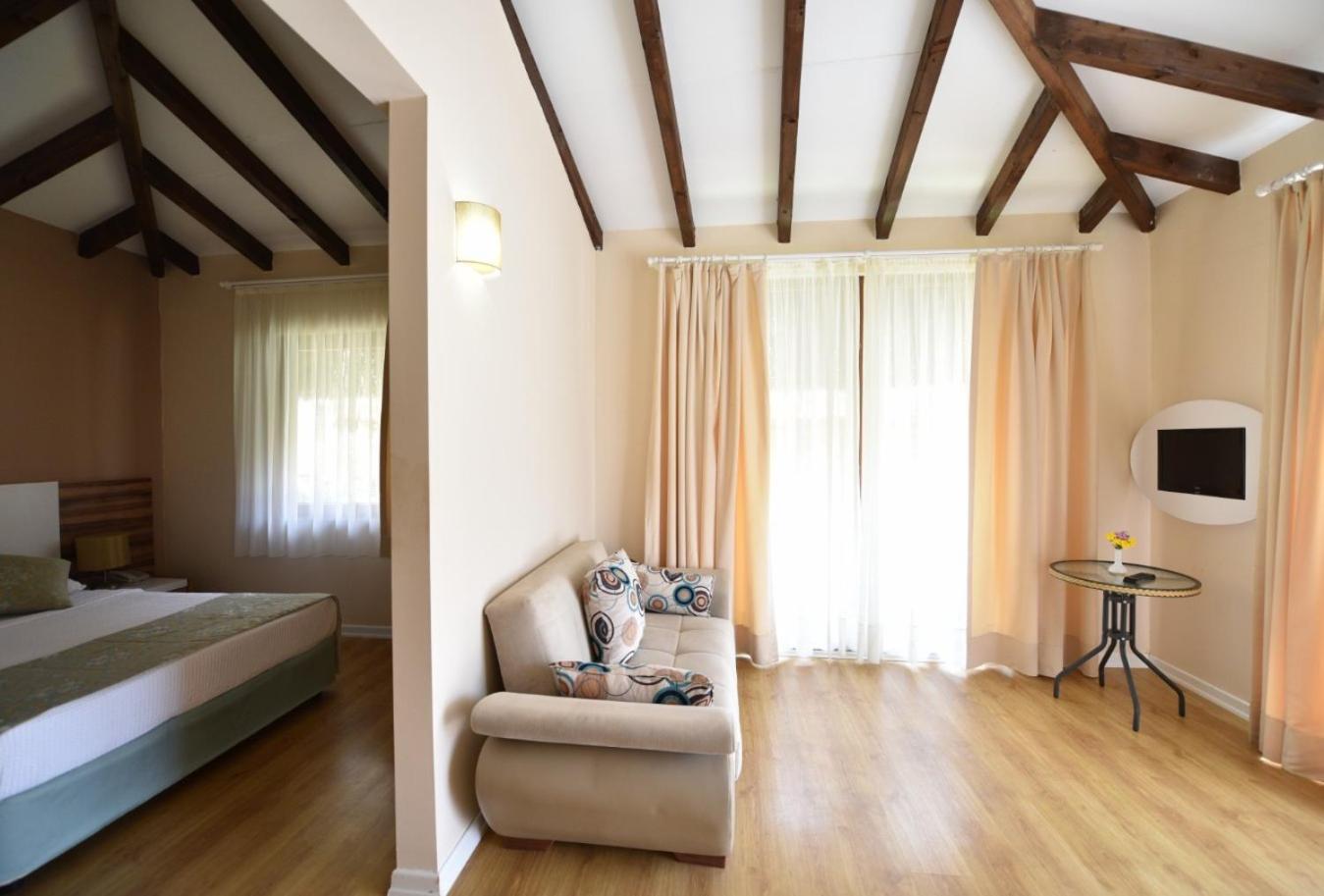 Double Room with Pool View photo 3