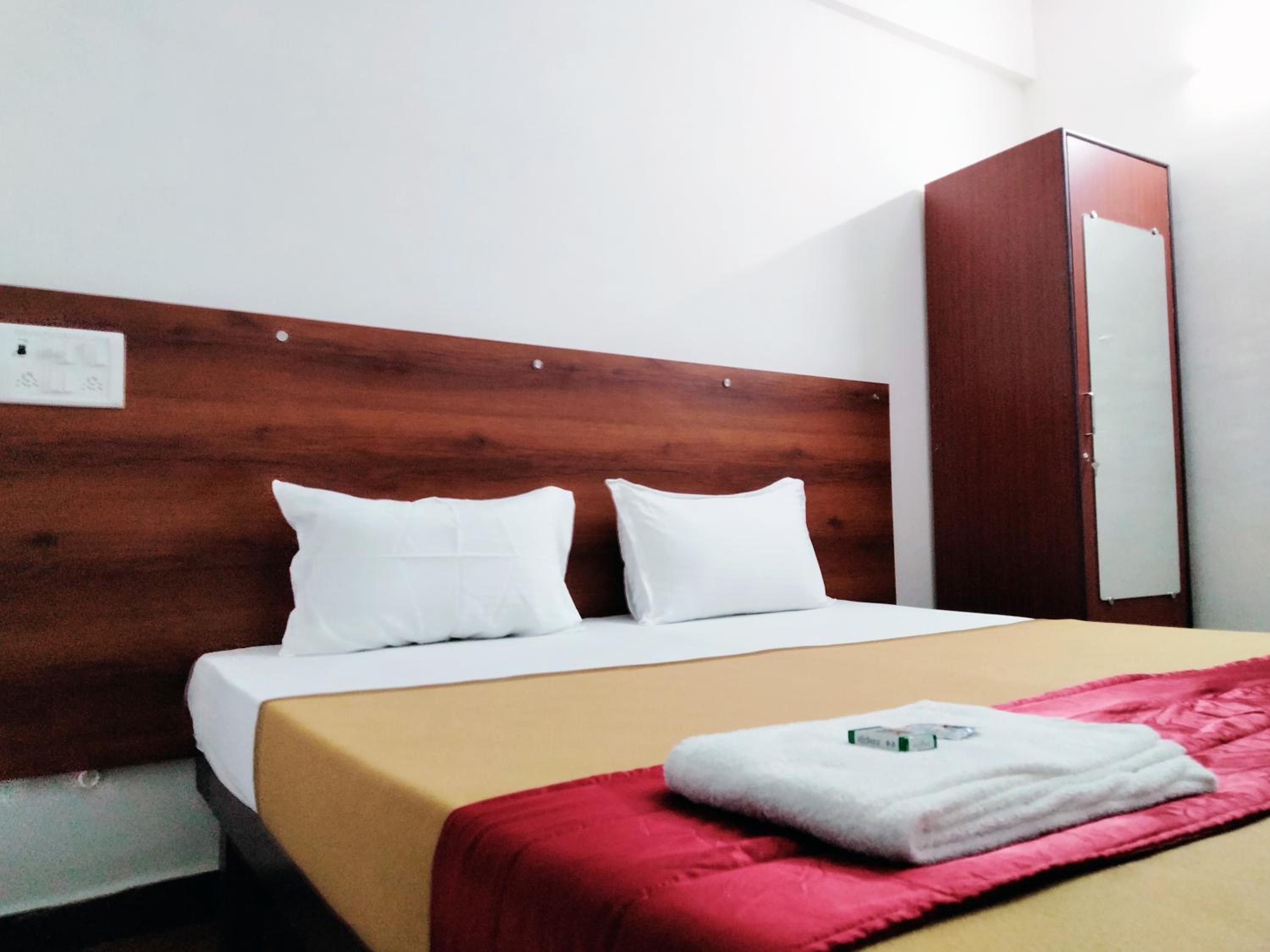 Deluxe Double Room - Photo 9