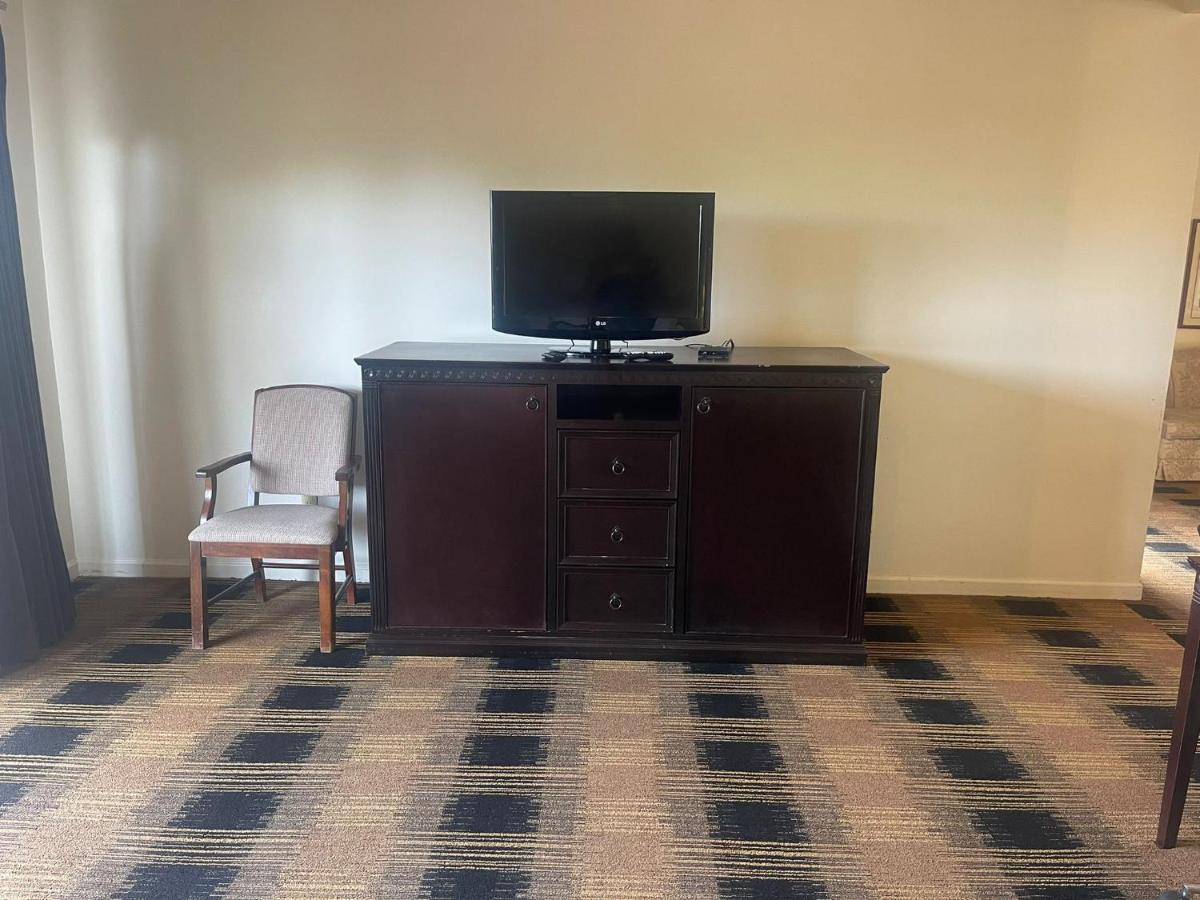 Deluxe King Suite photo 3