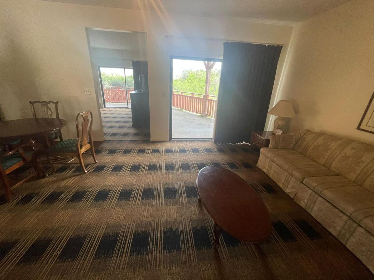 King Suite - Non-Smoking photo 2