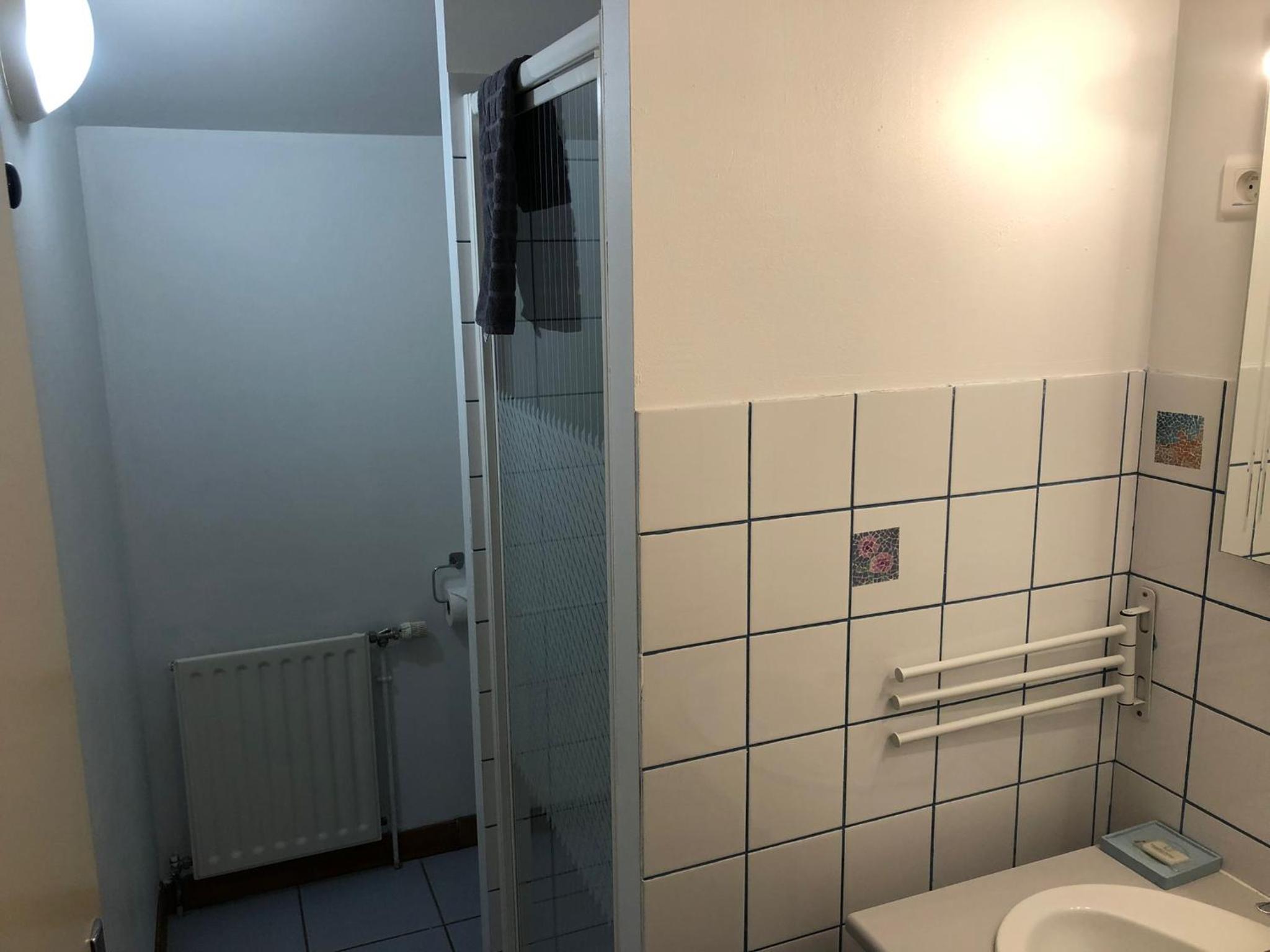 Double Room with Private Bathroom - Photo 6