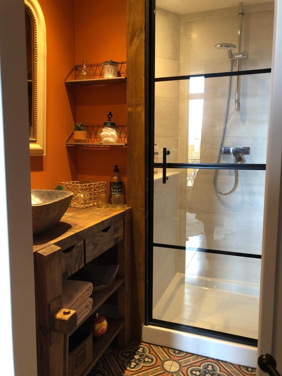 Deluxe Double Room with Shower - Photo 10