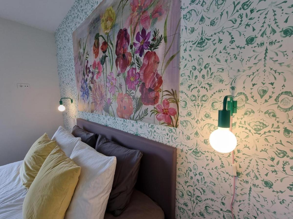One-Bedroom Apartment - Photo 2