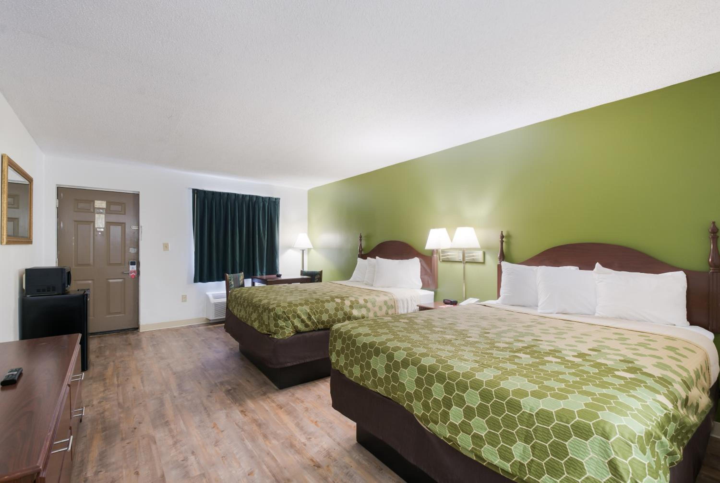 Queen Room with Two Queen Beds - Non-Smoking photo 2