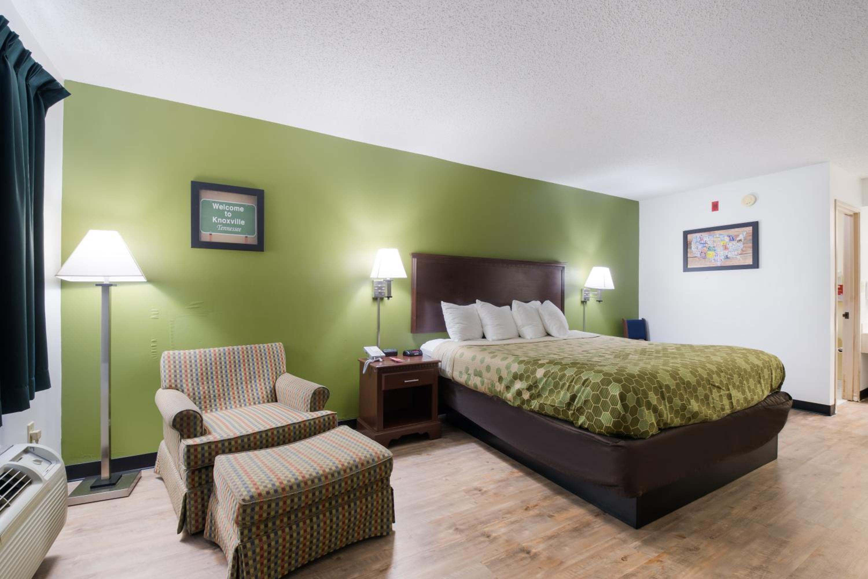 Econo Lodge Inn & Suites Knoxville East, Photo 2