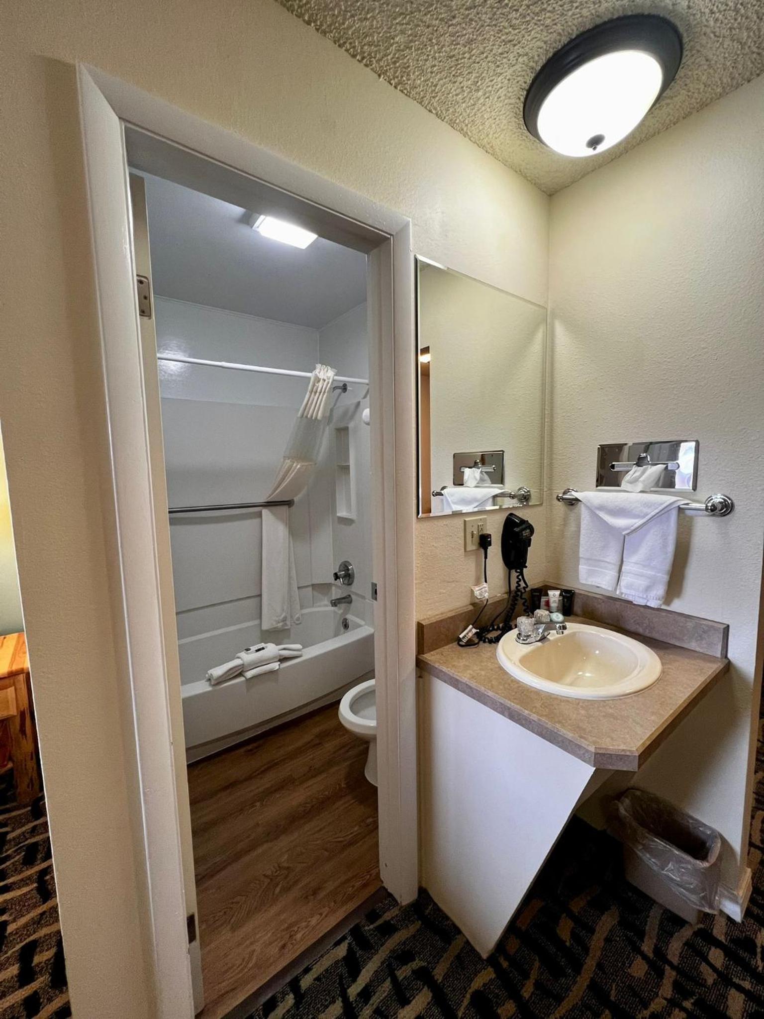 Economy Double Room - Photo 9