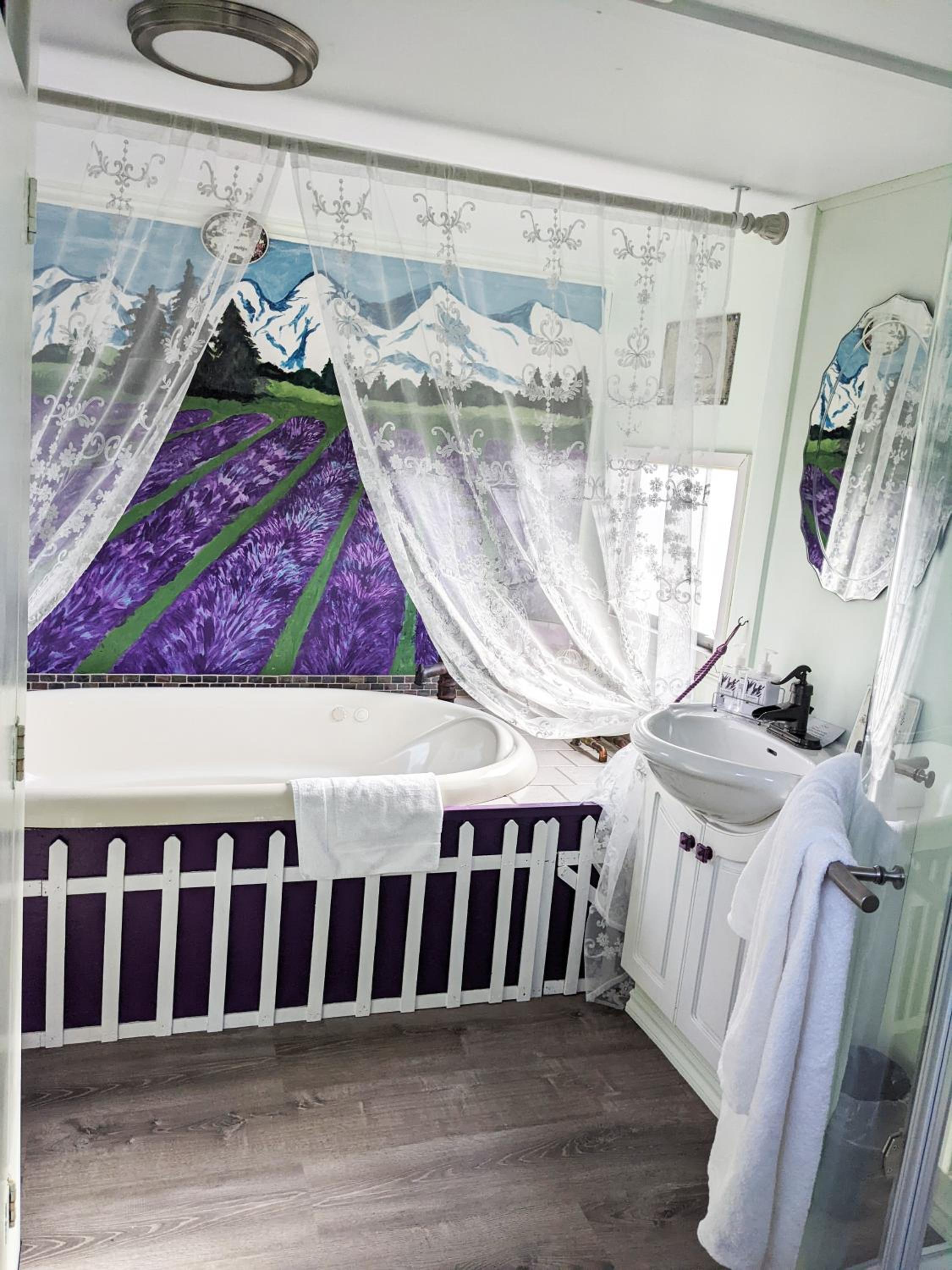 "Lavender Limited" - Queen Studio Private Caboose with Kitchen photo 2