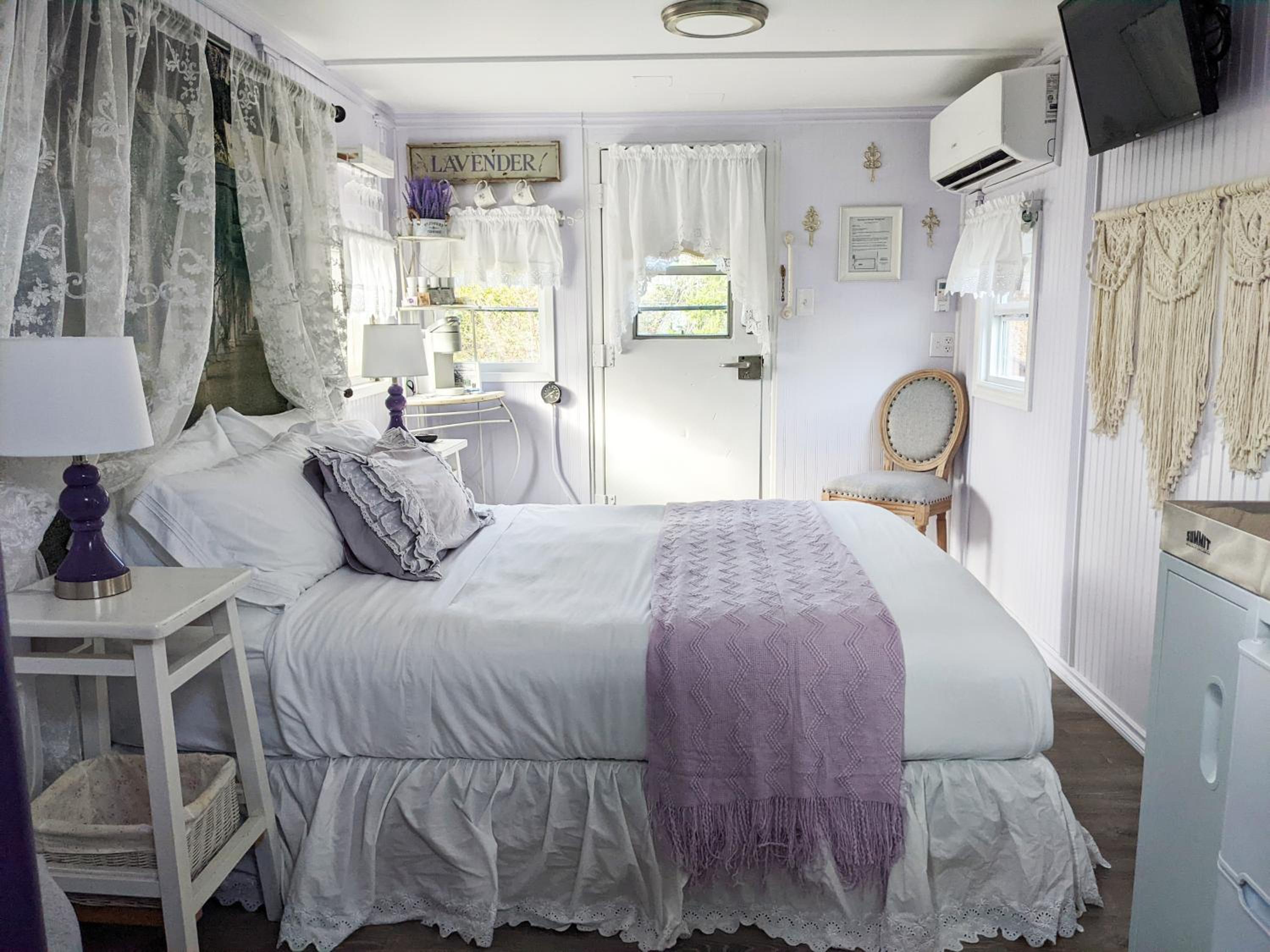 "Lavender Limited" - Queen Studio Private Caboose with Kitchen