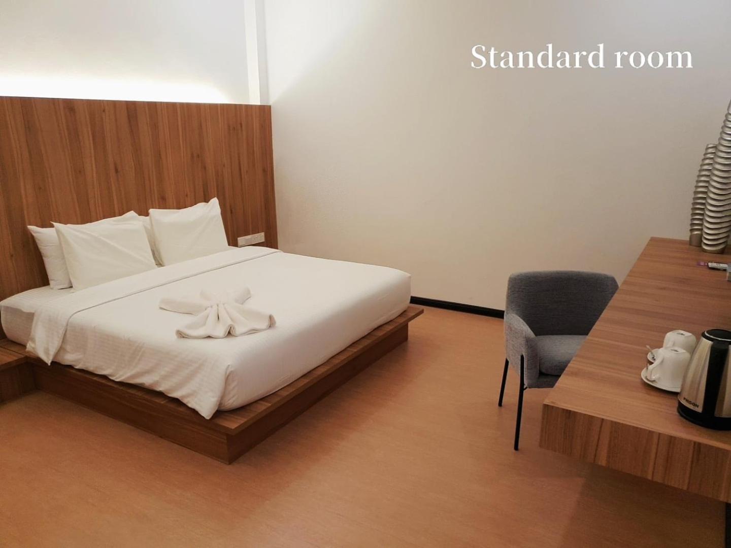 Standard King Room (No Window) - Photo 2