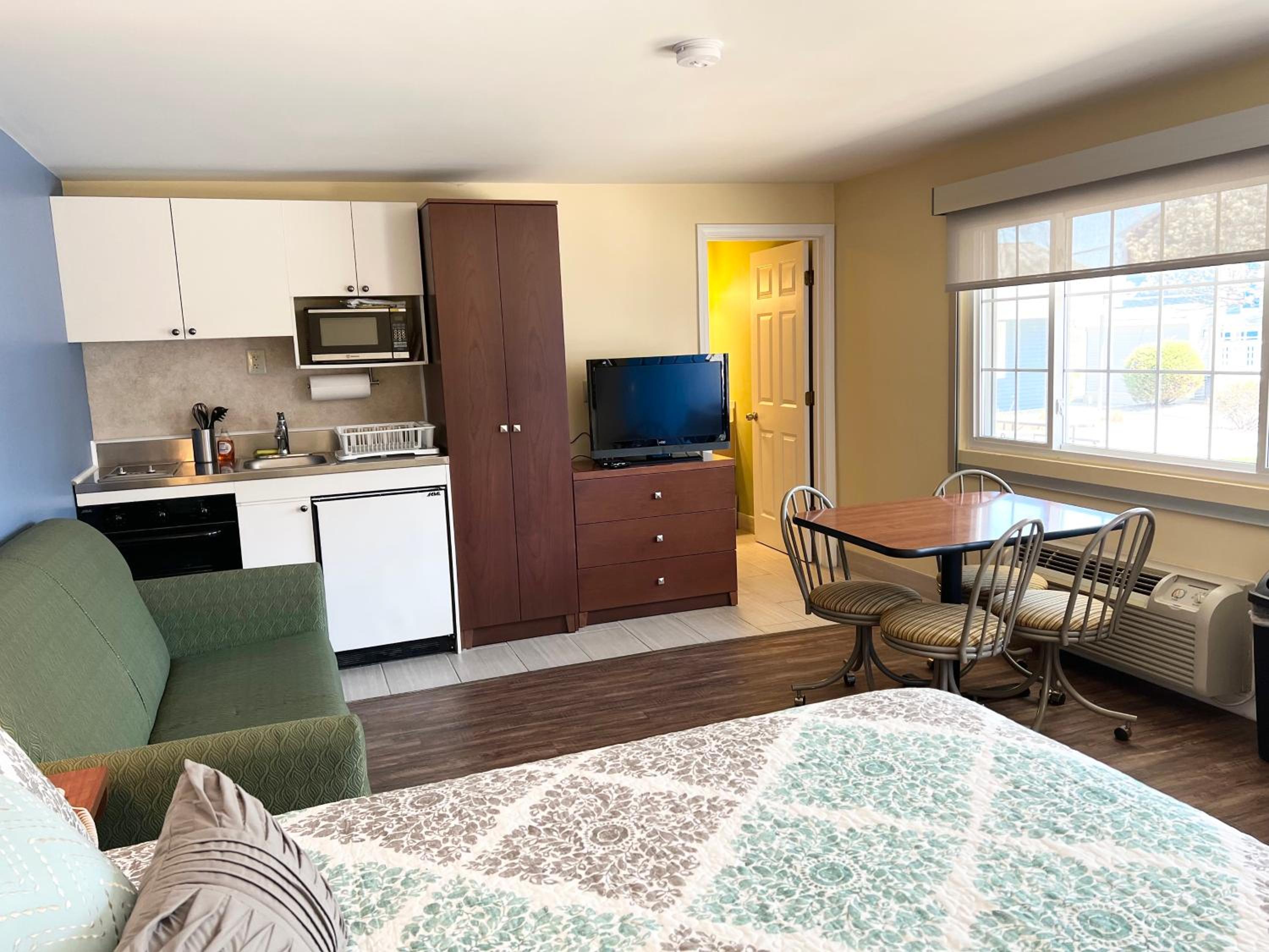 Standard Room 1 Queen Bed with Sofa Bed & Kitchenette photo 1