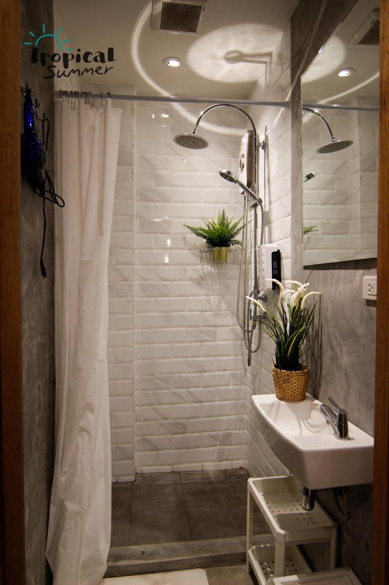 Family Room with Shared Bathroom photo 1