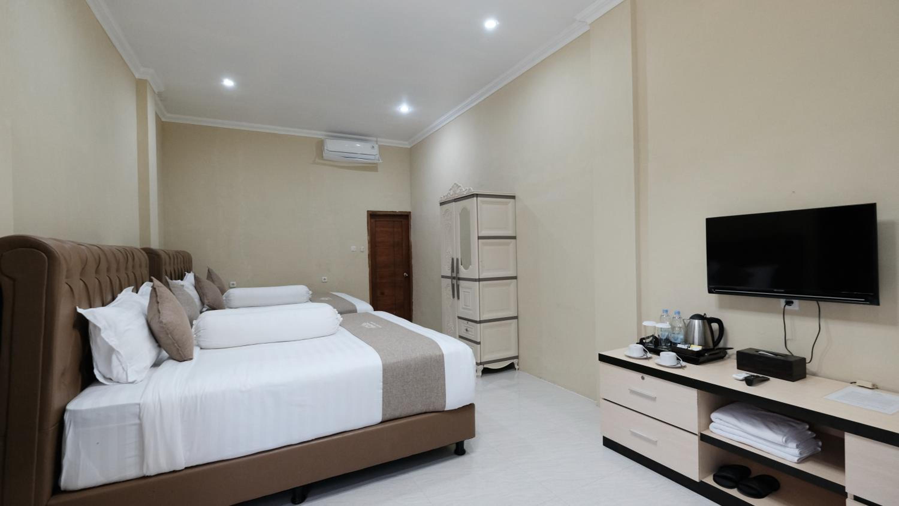 Standard Twin Room - Photo 3