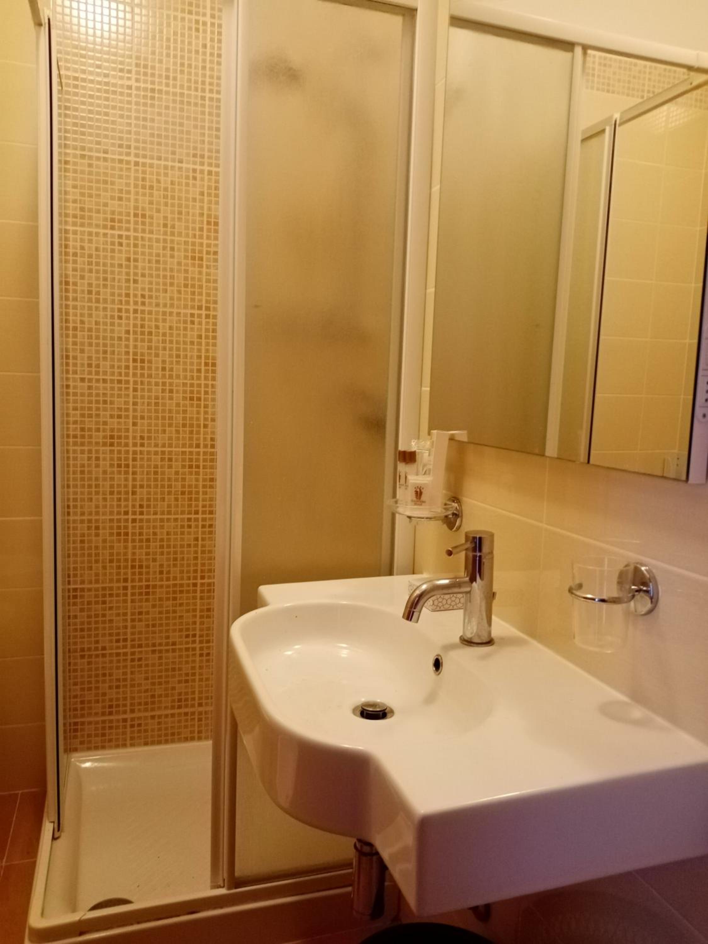 Budget Double Or Twin Room photo 3