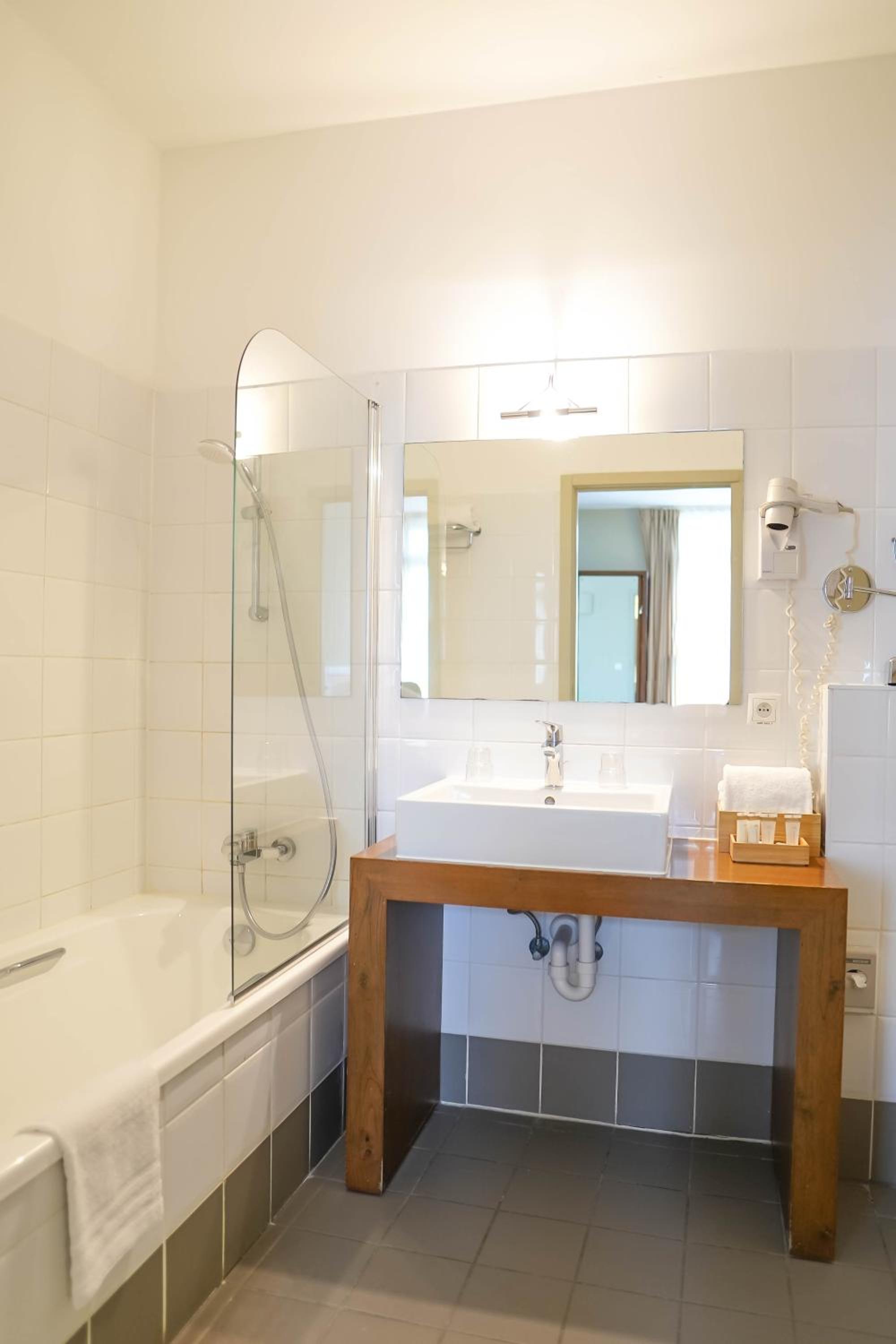 Standard Double or Twin Room - Photo 5