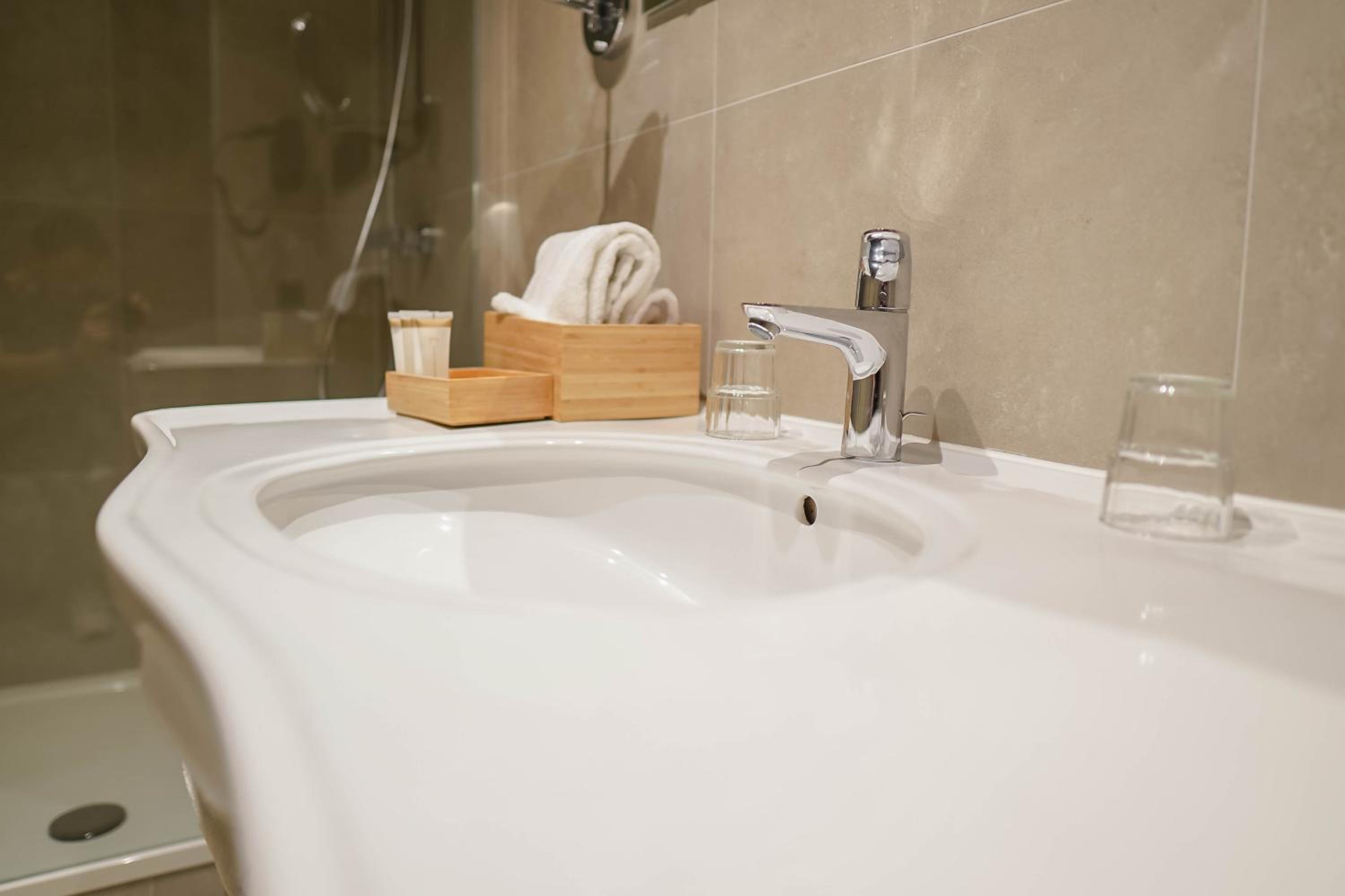 Deluxe Double Room - Photo 8