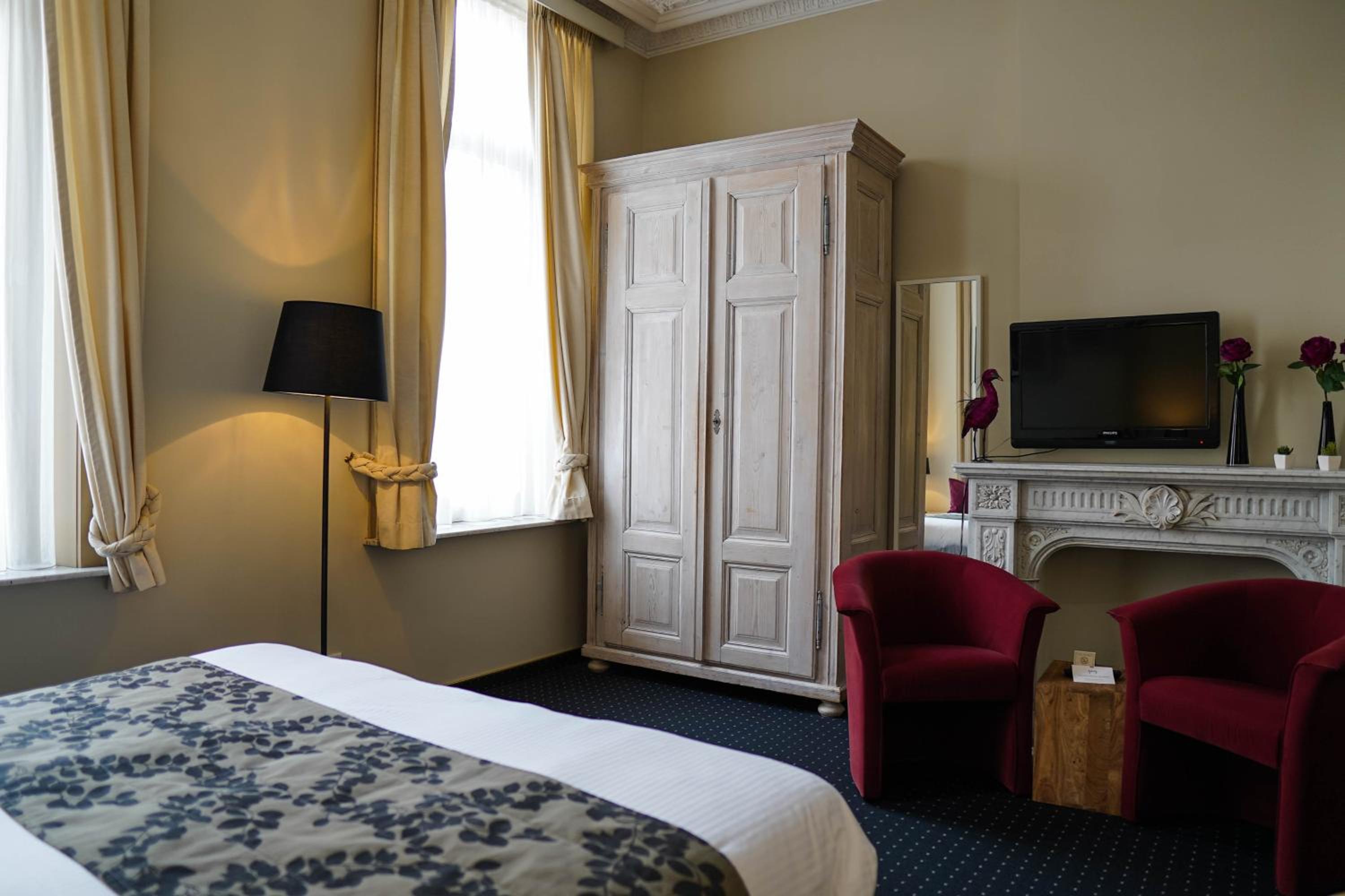 Deluxe Double Room - Photo 13