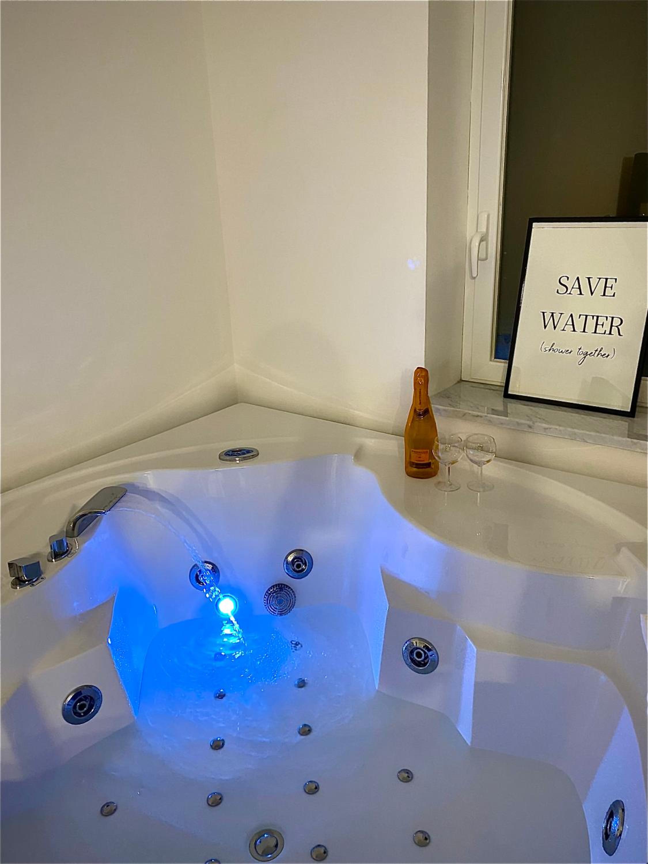 Queen Suite with Spa Bath photo 2
