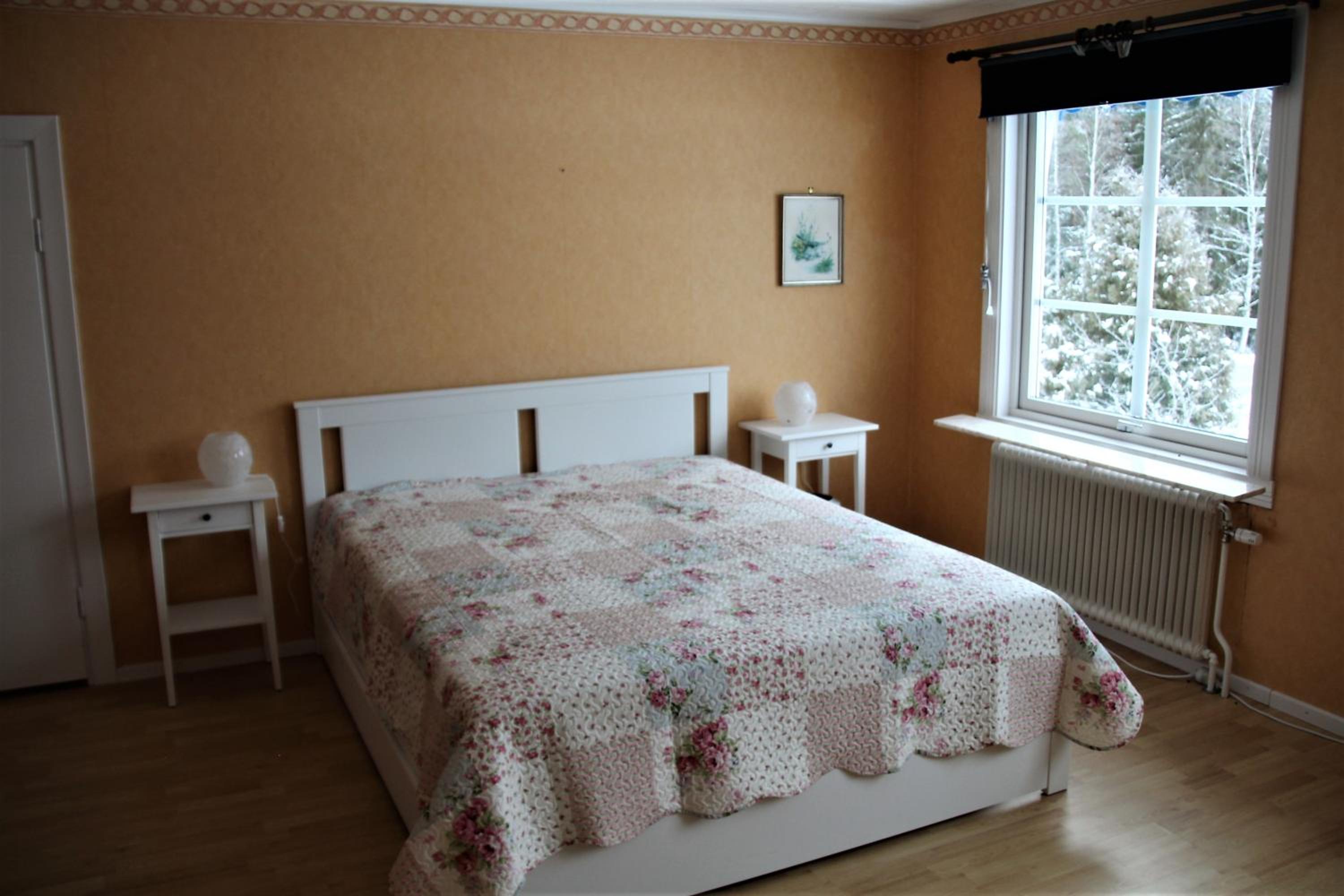 Five-Bedroom House photo 1