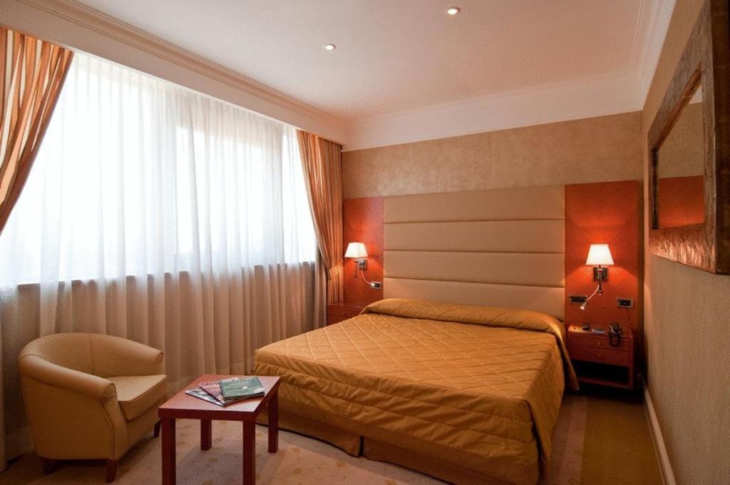 Standard Double or Twin Room - Photo 3