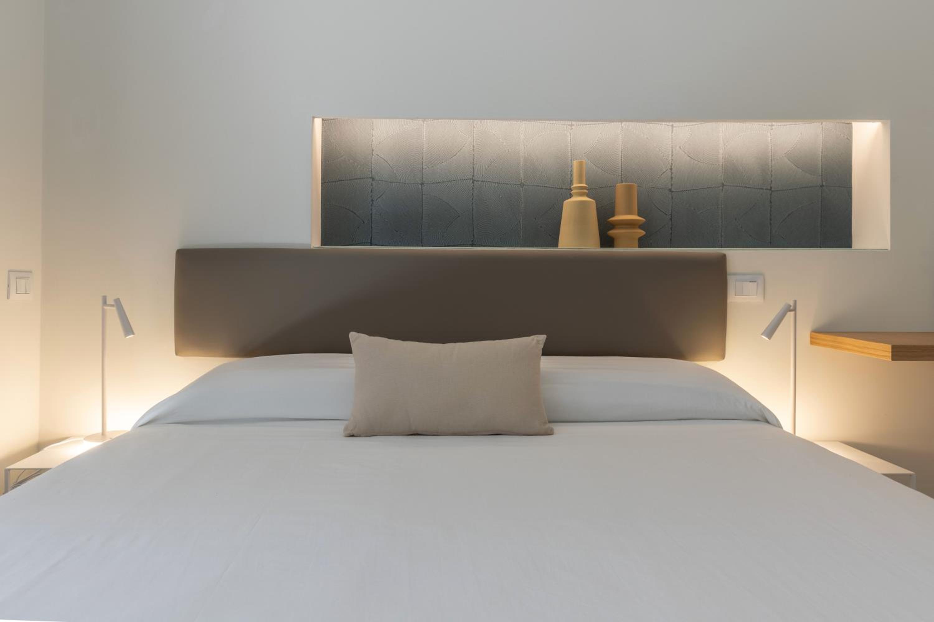 Deluxe Double Room with Balcony photo 1