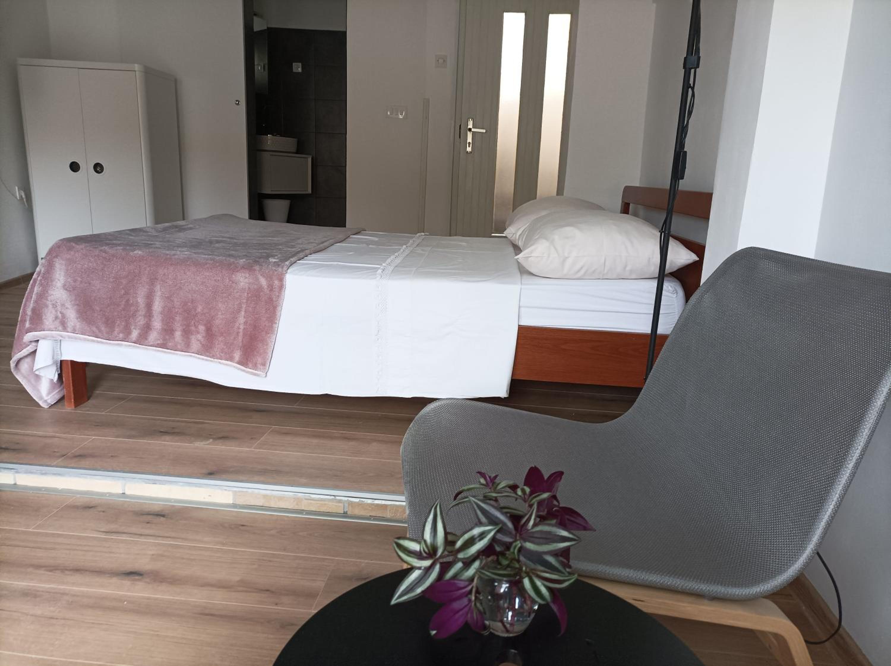 Studio Apartment - Photo 6