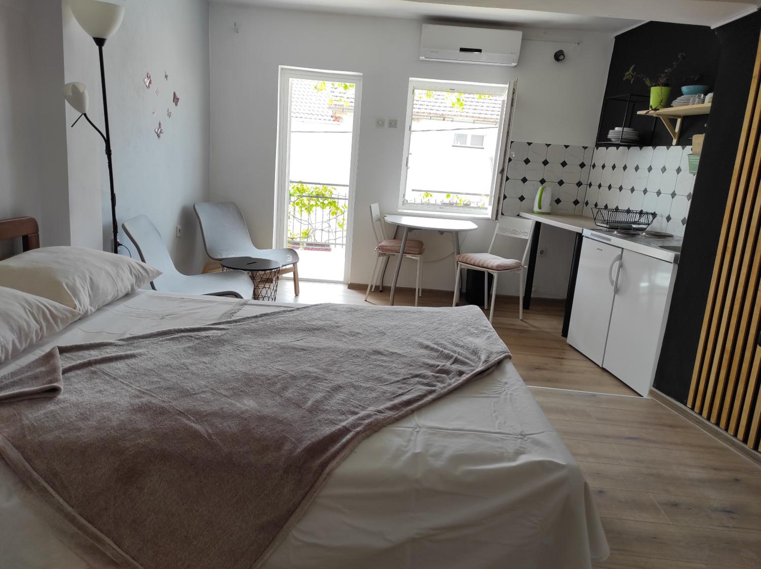 Studio Apartment - Photo 21