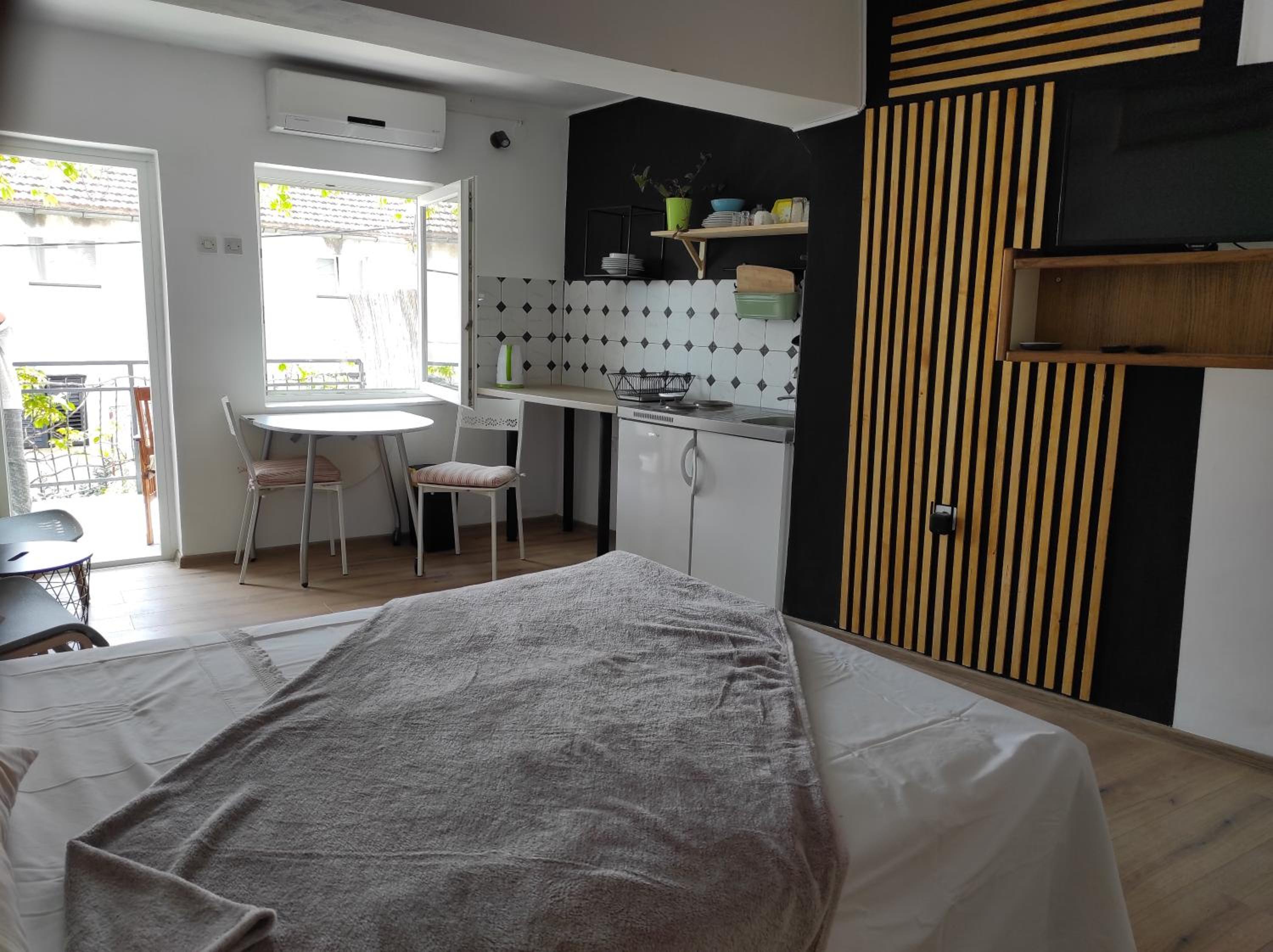 Studio Apartment - Photo 23