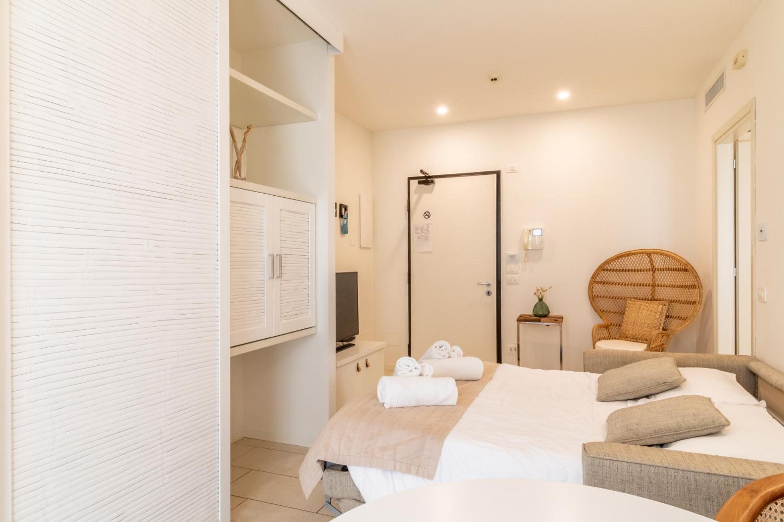 Superior Suite with Sea View - Photo 11