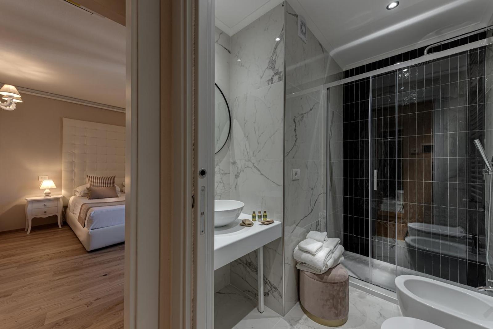 Deluxe Room - Photo 5