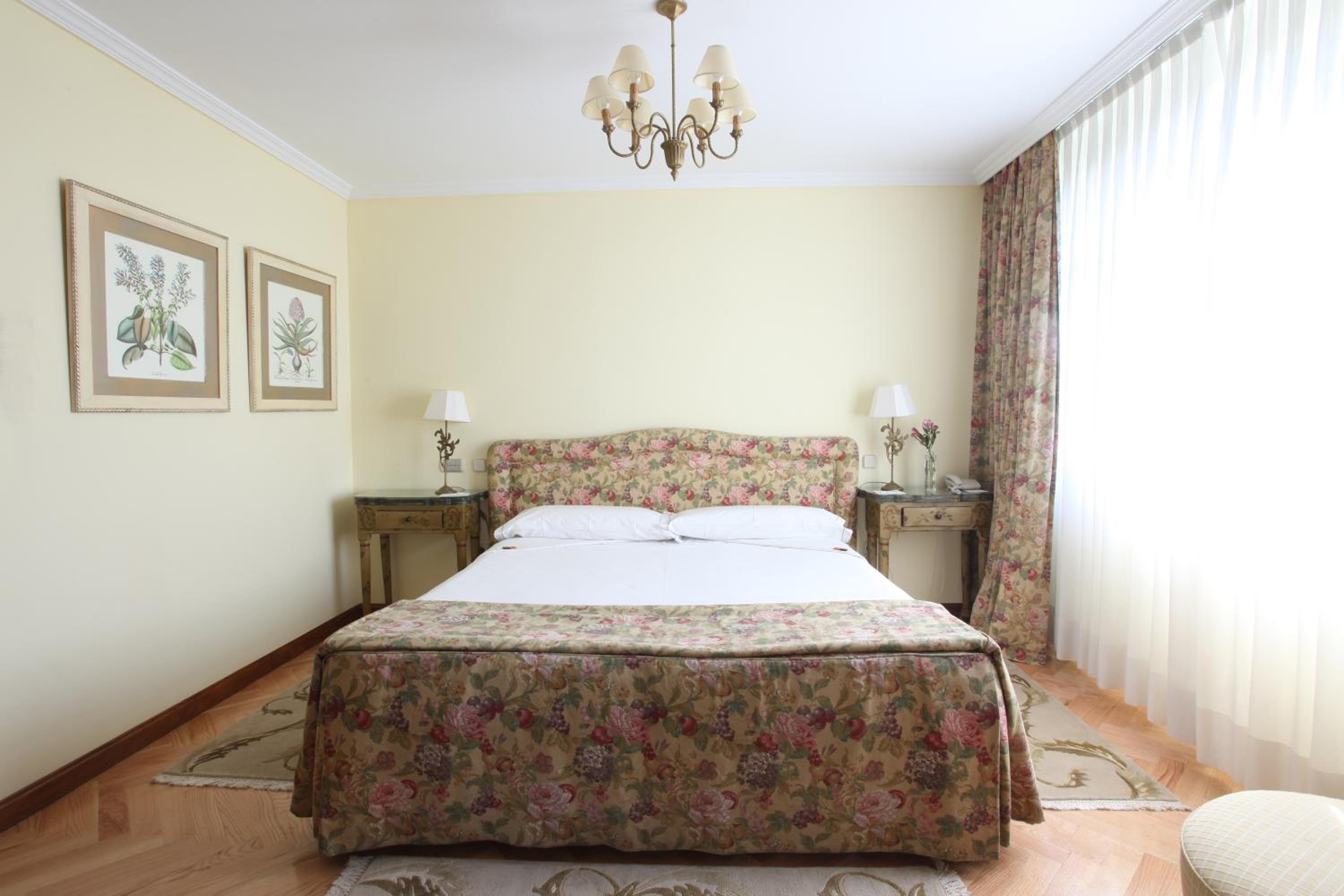 Suite - Photo 1