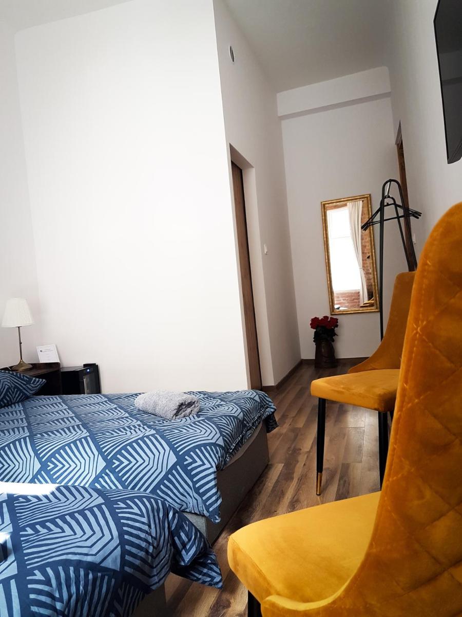 Double Room with Private Bathroom - Photo 10