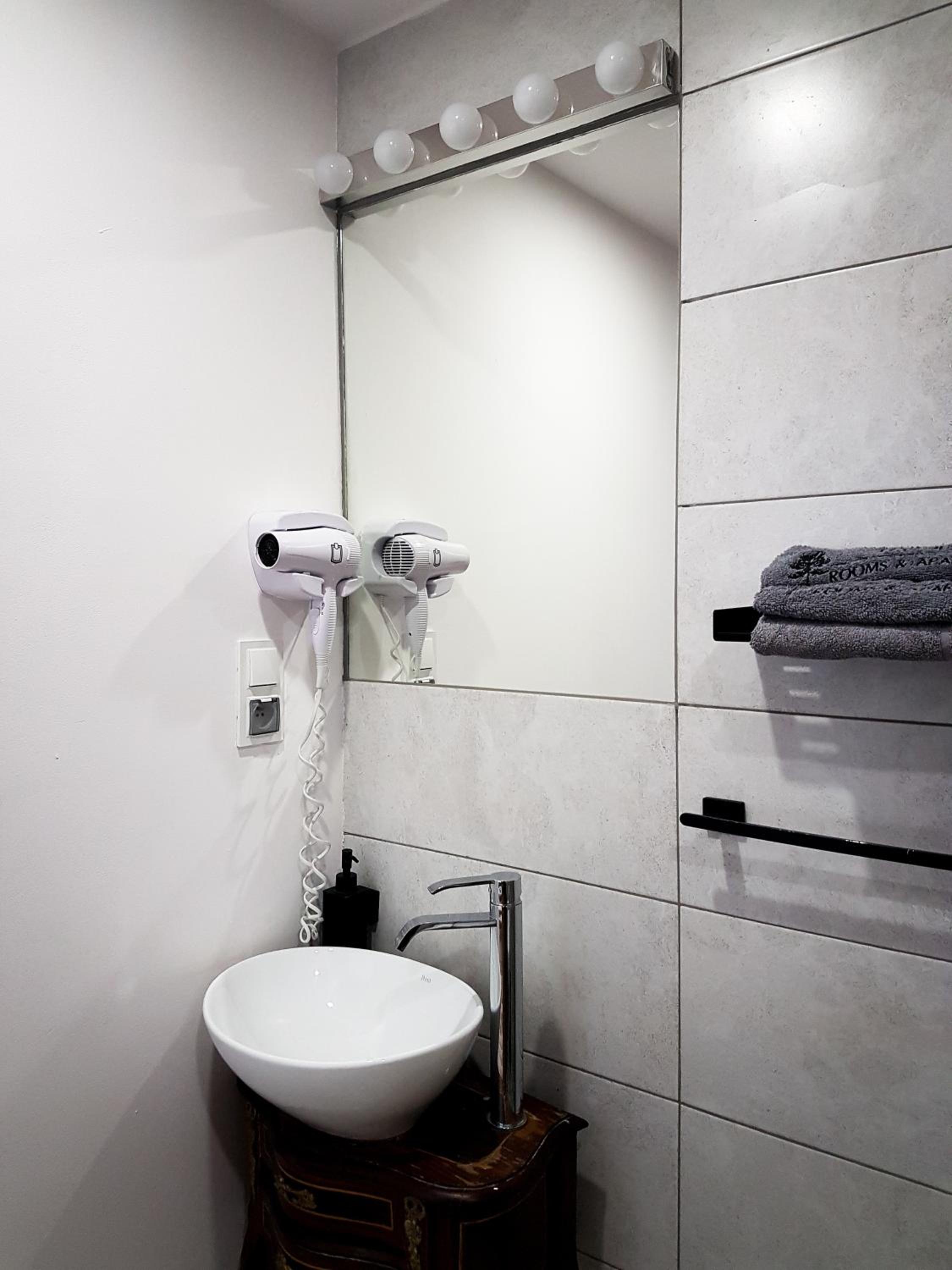 Double Room with Private Bathroom - Photo 16