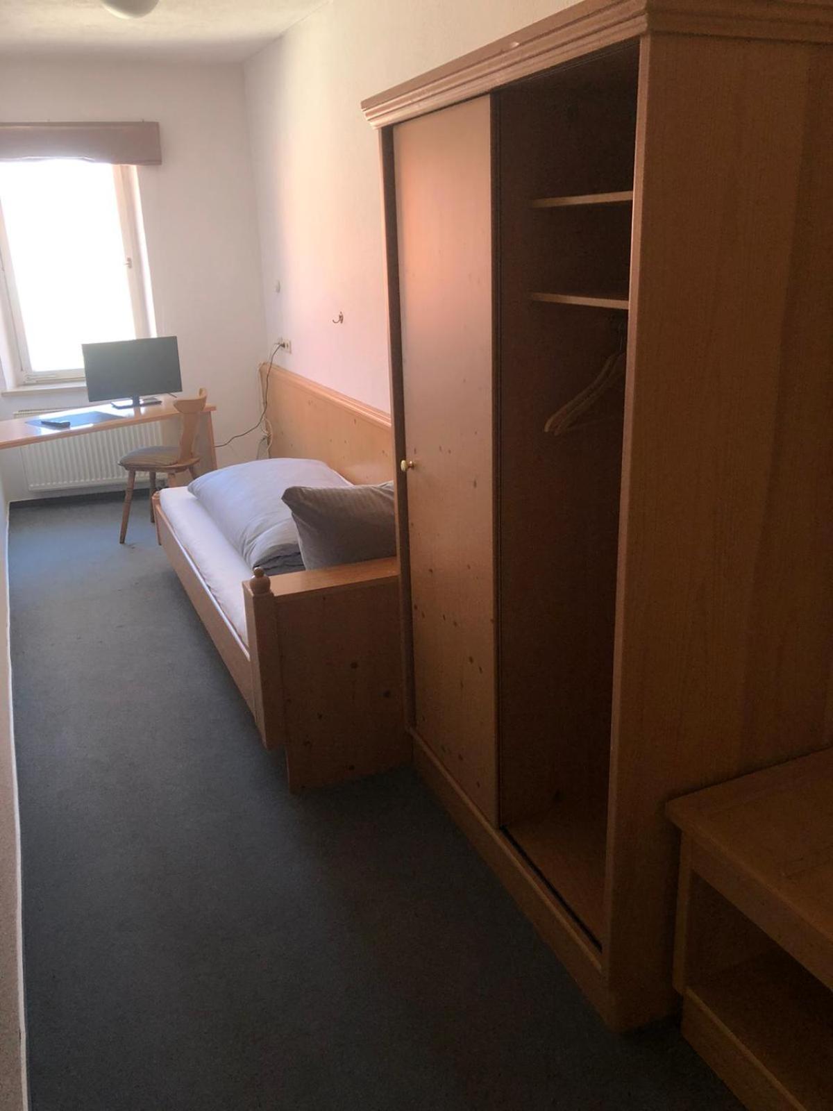 Single Room with Private Bathroom photo 2
