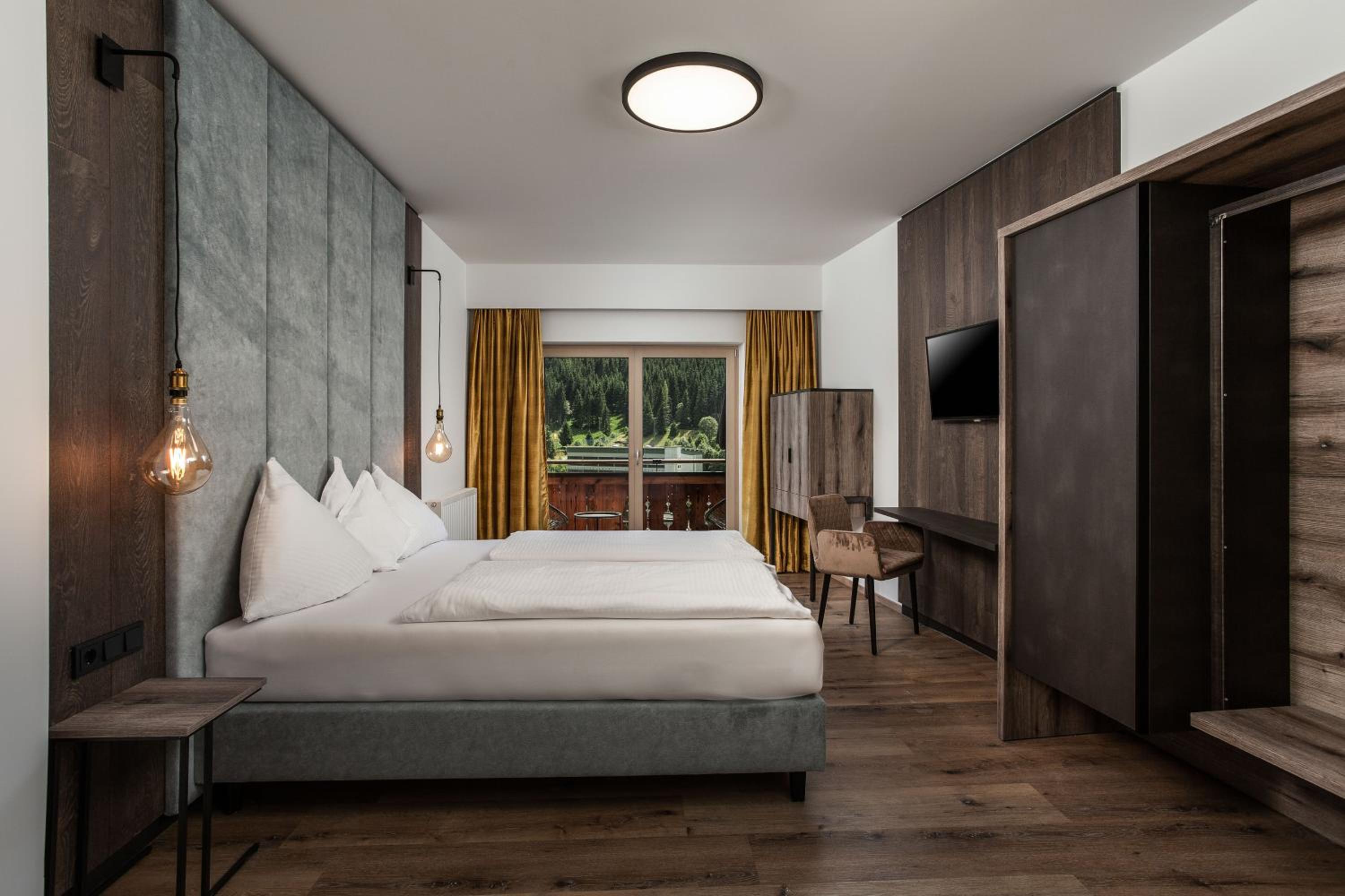 Superior Double Room with Balcony - Photo 4