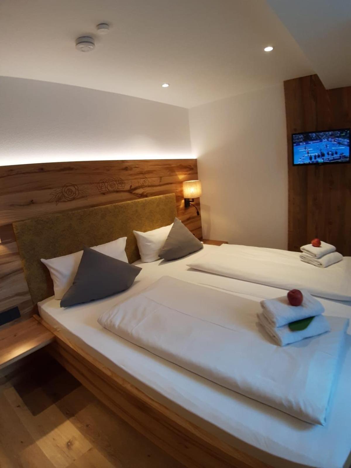 Double Room - Photo 12